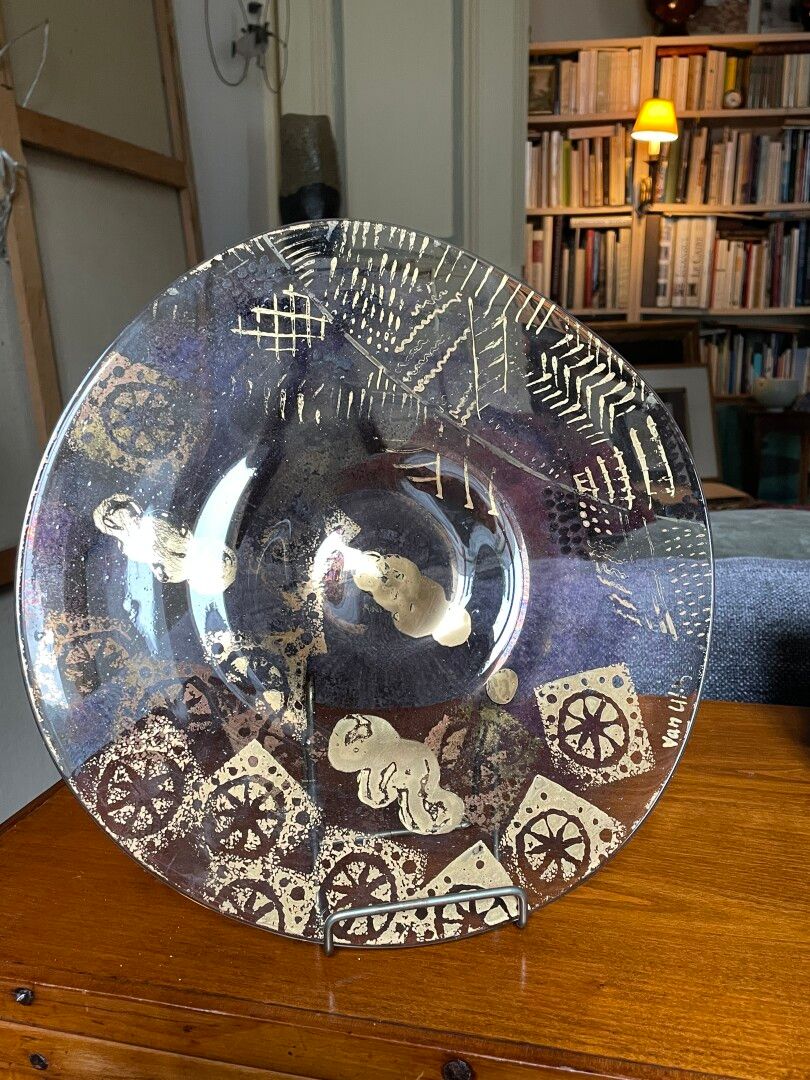 Null 让-保罗-范里特(生于1940年)

玻璃盘，镀金装饰，已签名。

D.33厘米。