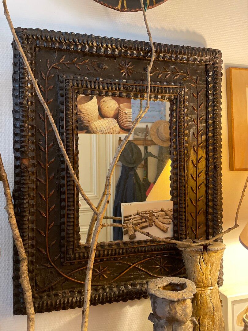 Null Specchio decorato con aghi e rami di pigna. 

Arte popolare fine del 19° se&hellip;