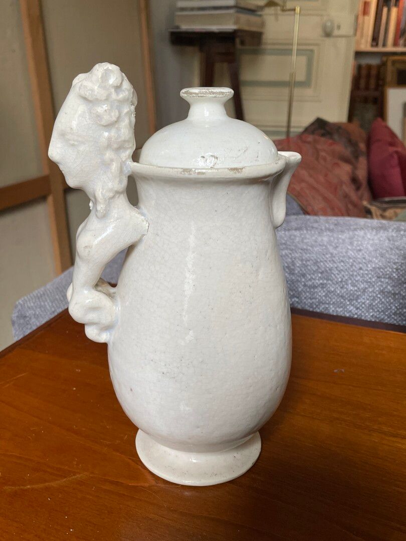 Null Ein weiß glasierter Keramikkrug mit einer weiblichen Büste am Henkel. 

H: &hellip;
