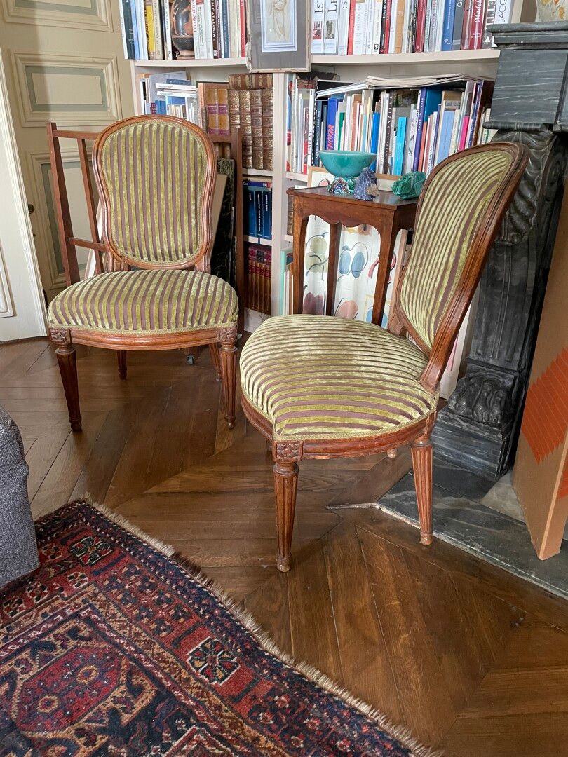 Null 一对模制的木椅，带小提琴背。

盖章的是BOULARD

路易十五--路易十六的过渡期。

椅垫为绿色天鹅绒。