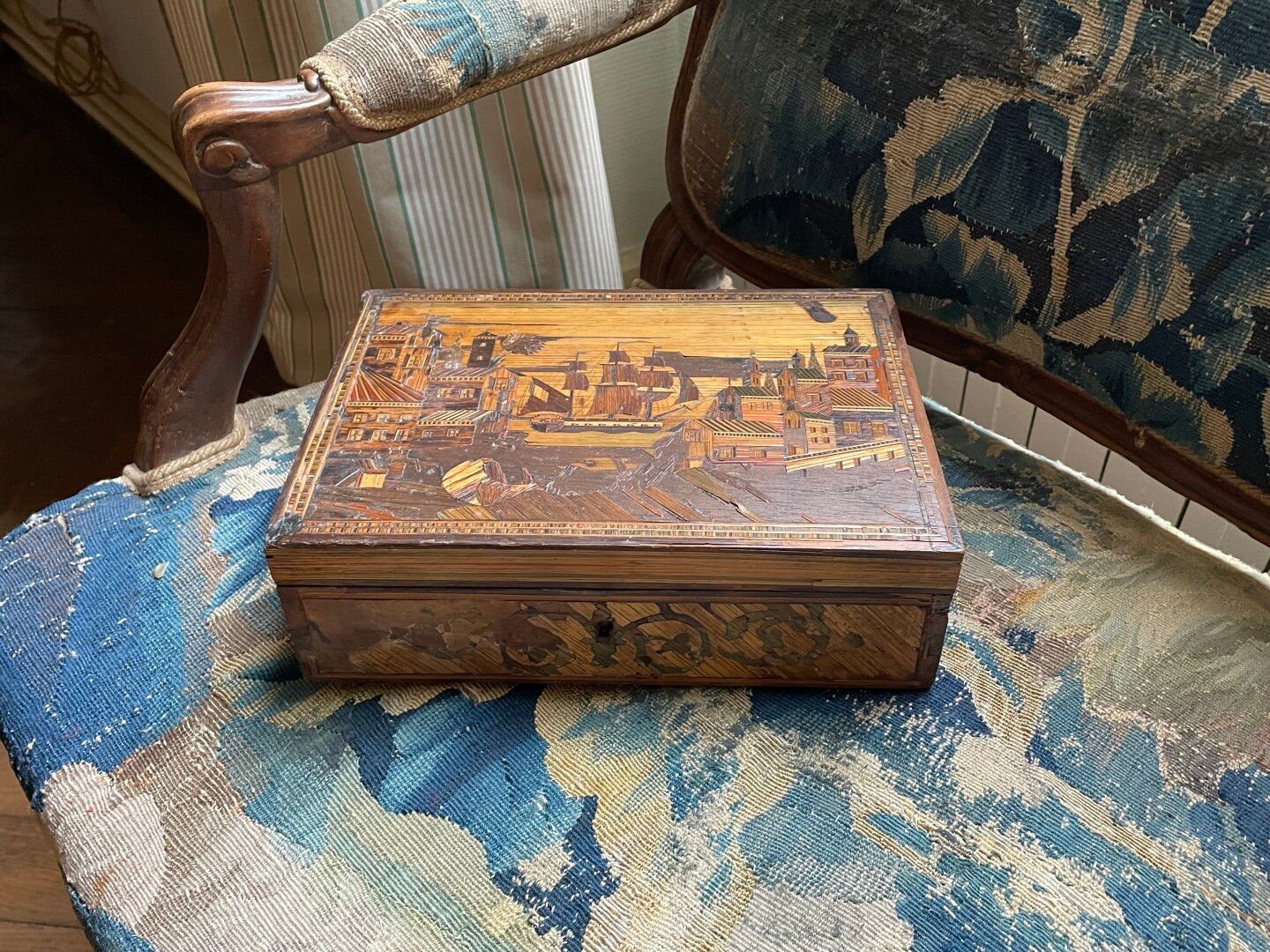 Null 带船形装饰的草编镶嵌盒。

18世纪。

8 x 27 x 19 厘米

失踪。