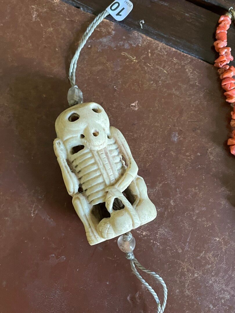 Null Memento mori-Amulett aus durchbrochenem, geschnitztem Knochen. 

H: 7 cm