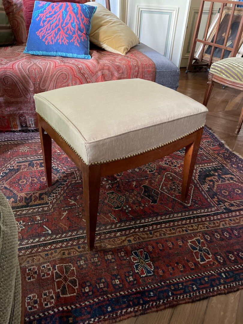 Null 桃花心木凳子，鞘状腿，天鹅绒软垫。

19世纪。

48 x 52 x 45厘米