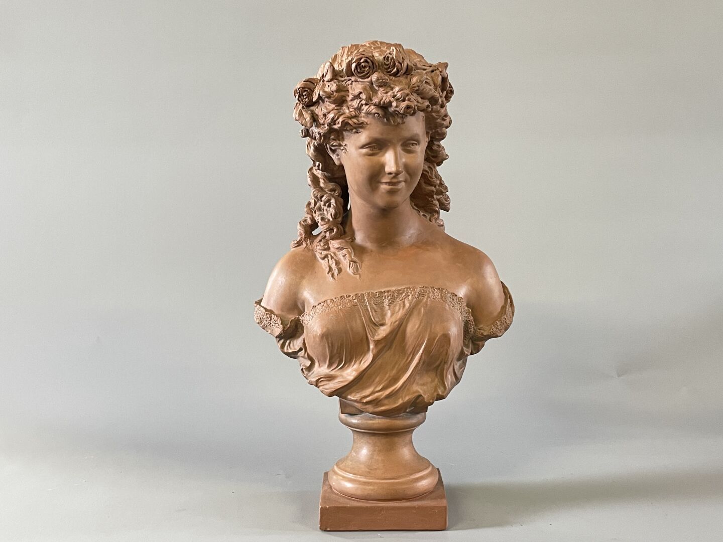 Null Mathurin MOREAU (1822-1912),

Buste de femme en terre cuite.

H. 44cm

Rest&hellip;