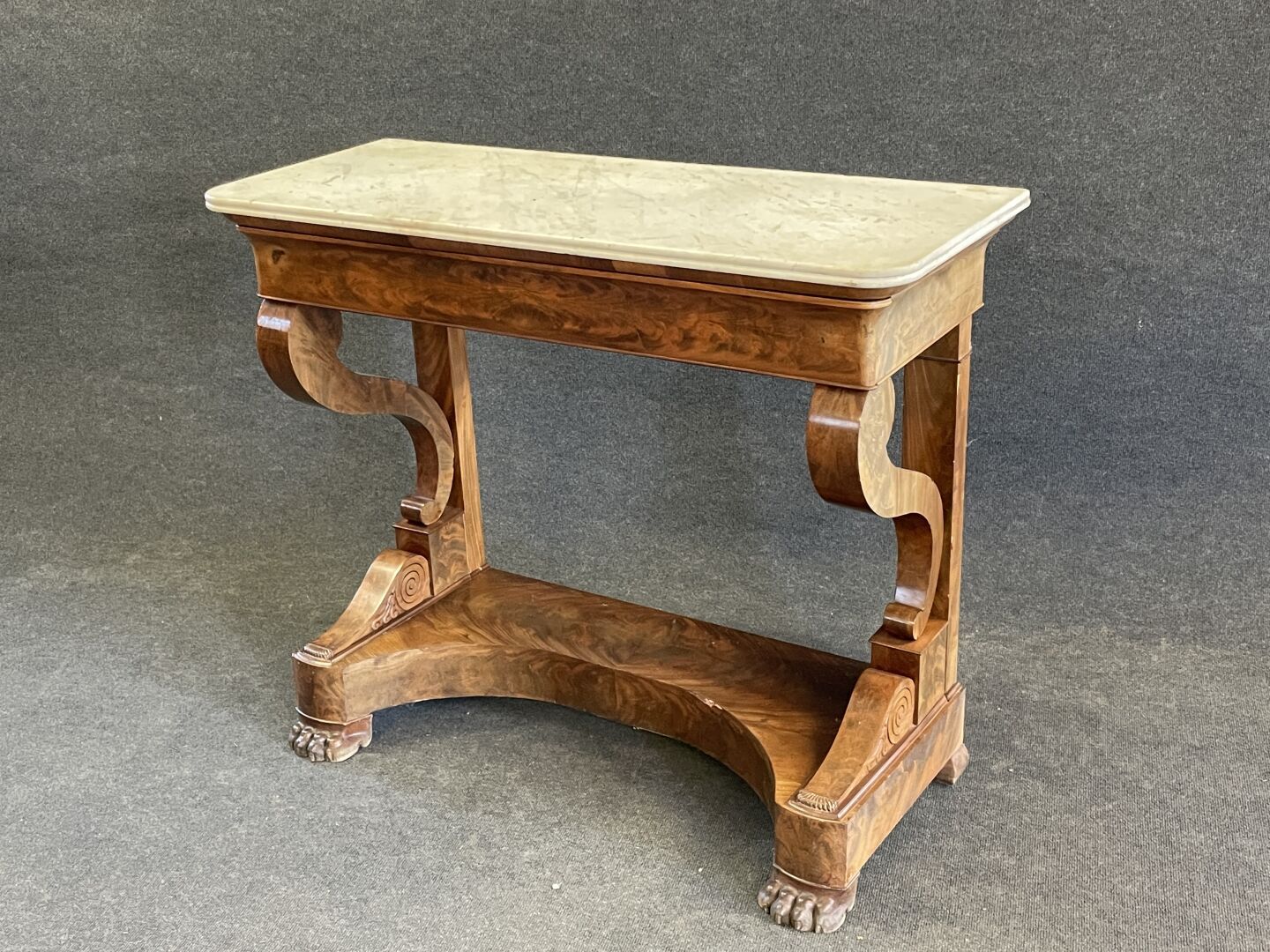 Null Mahogany and mahogany veneer console, claw feet.

Restoration period.

H : &hellip;