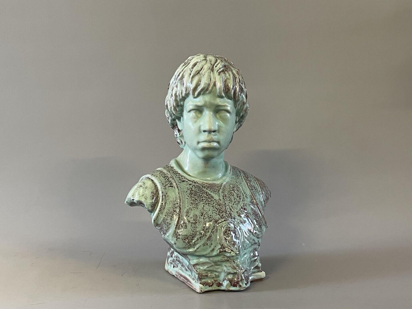 Null Emile MÜLLER (1823 - 1889)，归于

意大利文艺复兴时期后，一个身穿盔甲的年轻人的半身像。

绿松石和牛血色的釉面石器。

H&hellip;