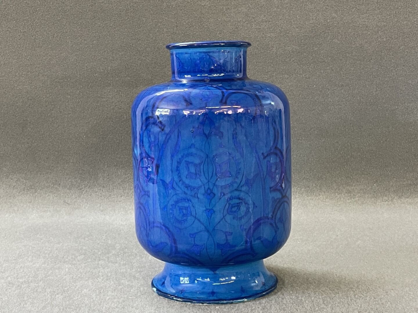 Null Grand vase en céramique émail bleu. 

H. :37 cm.