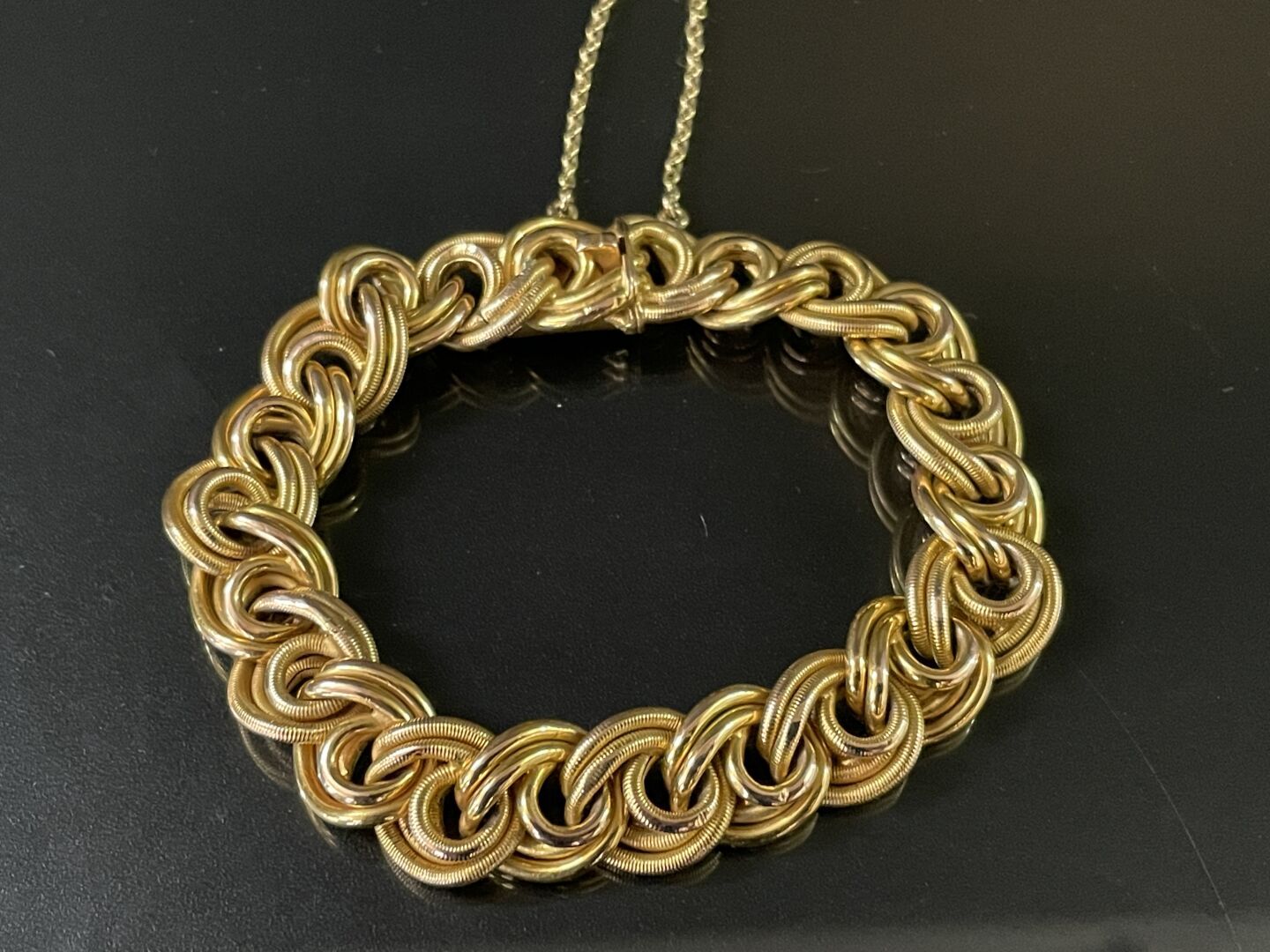 Null 交织着螺旋形的金手镯。黄金 750°/ 00

长：17厘米。

重量：21克