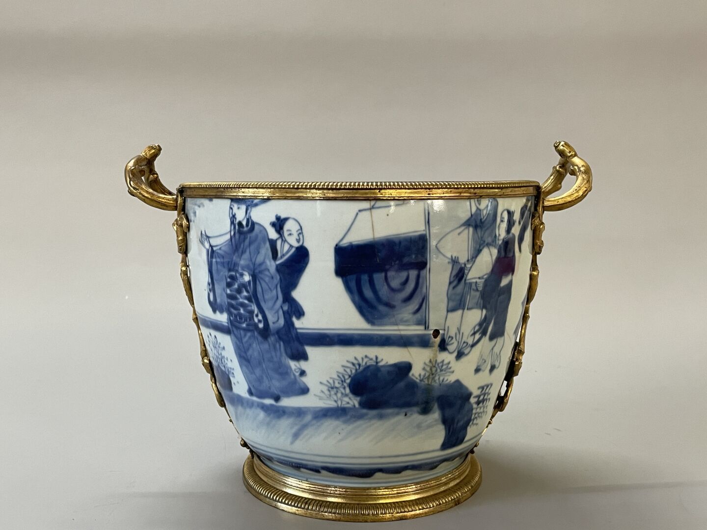 Null Old vase transformed into a pot holder in blue and white Chinese porcelain.&hellip;