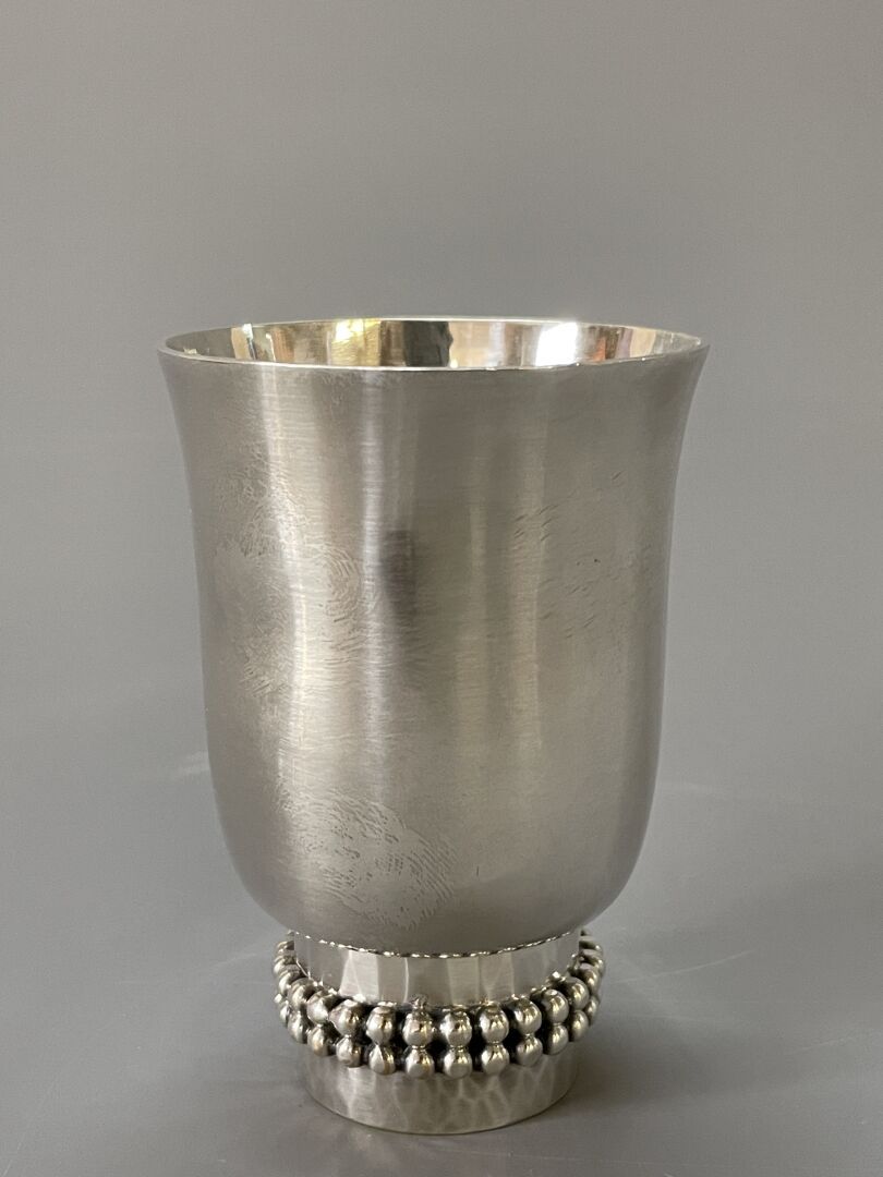 Null Jean DESPRES (1889-1980).

Kleine Tulpen-Timbale aus versilbertem Metall. 
&hellip;