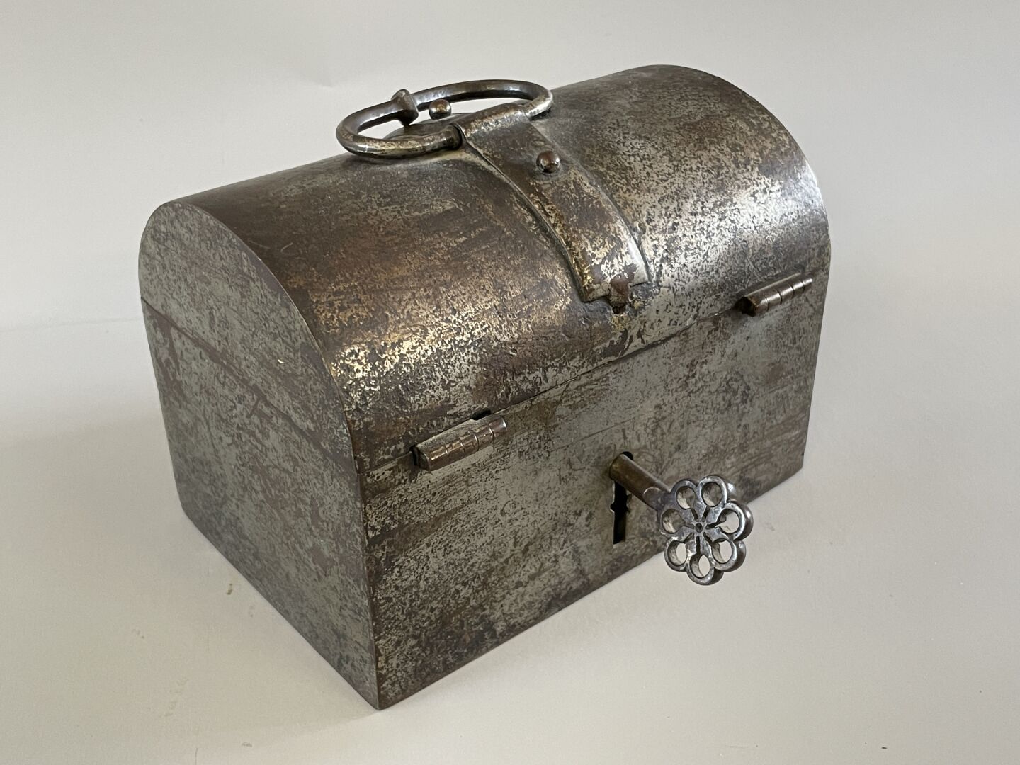 Null 金属信使箱，带钥匙，弧形盖子和移动手柄。

16世纪末，17世纪初。

11 x 15.5 x 10.5厘米