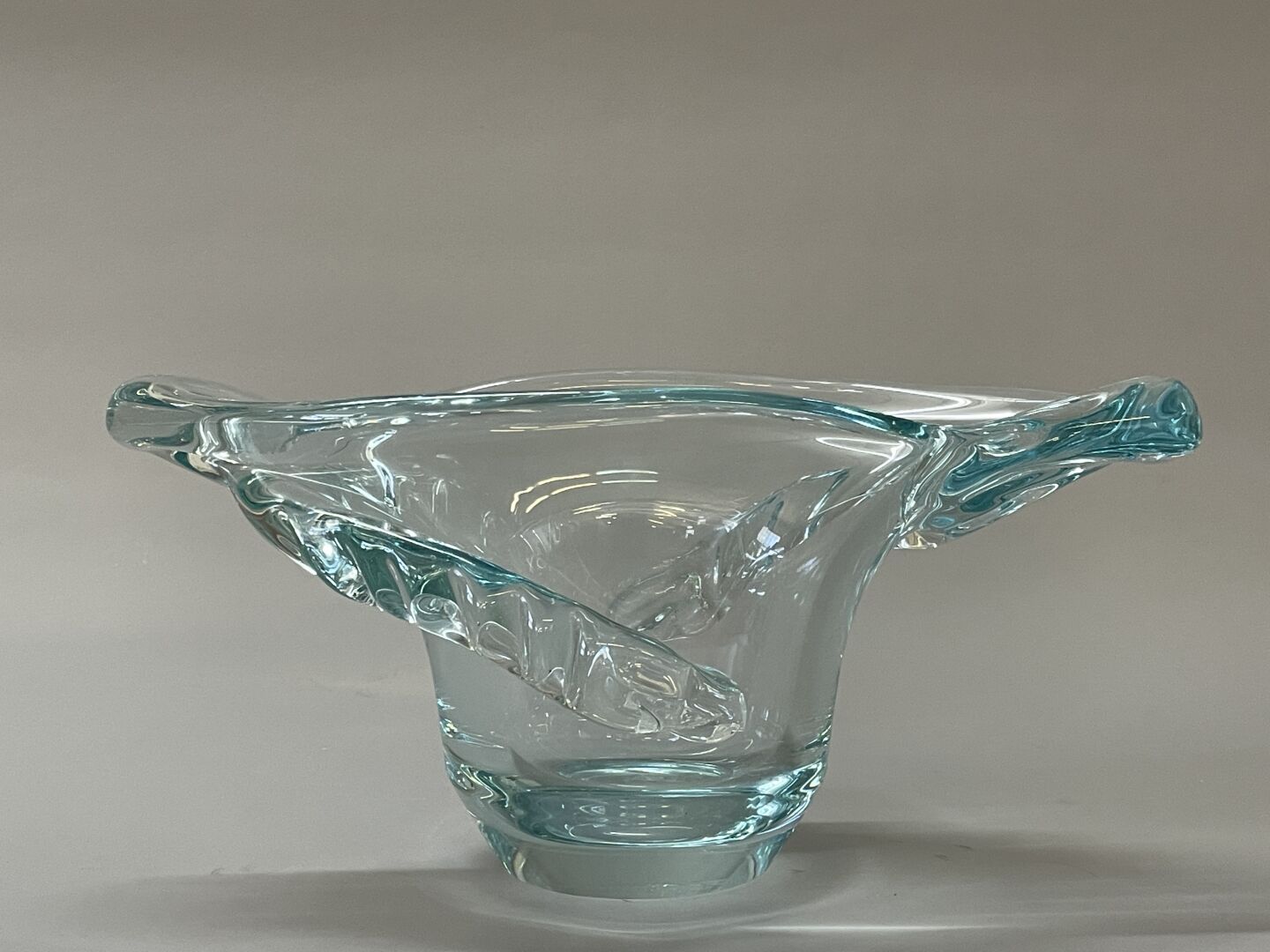 Null DAUM:

Shuttle cup in bluish crystal.

Year 1970.

18 x 37 x 18 cm