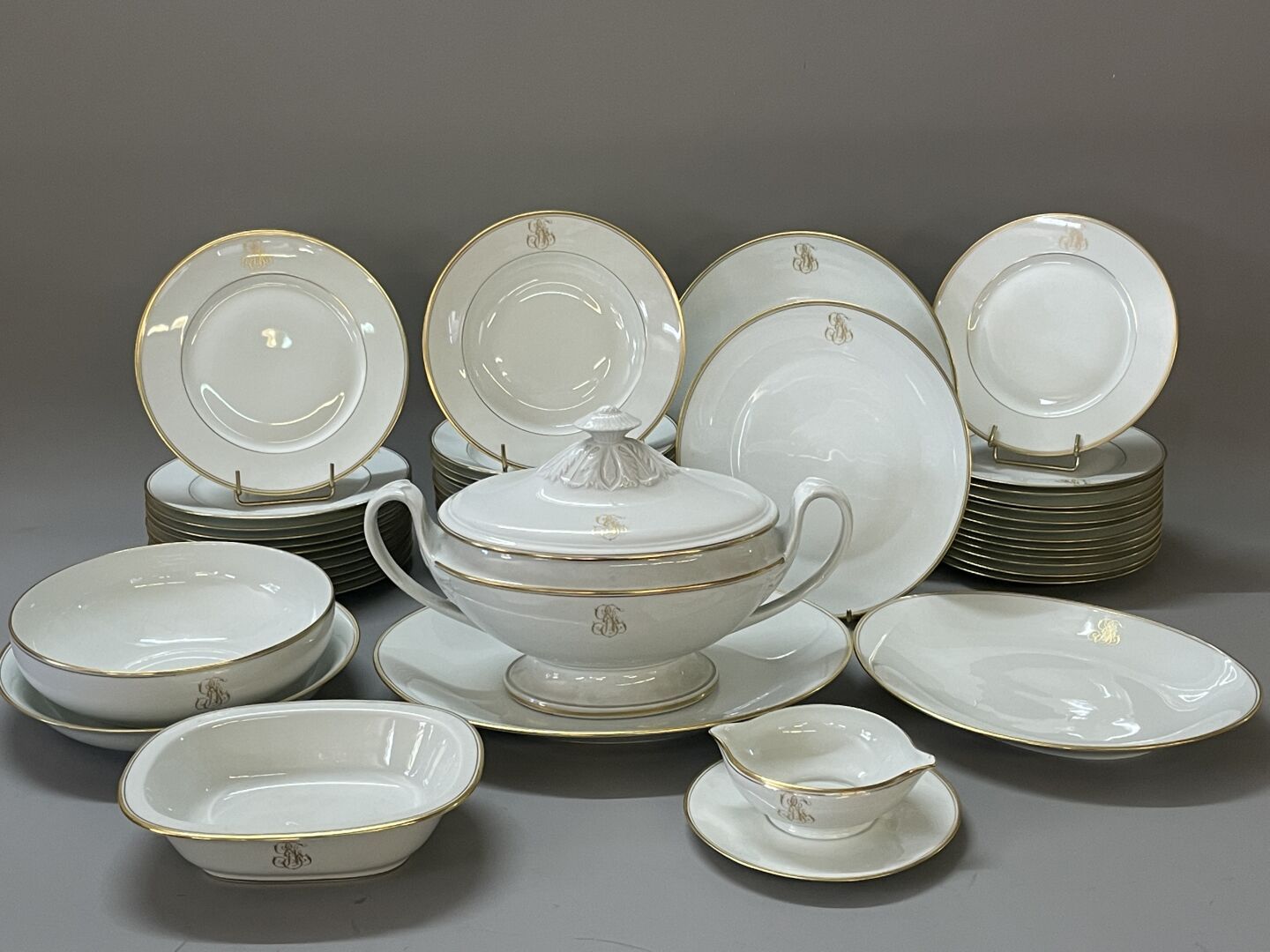 Null Service of table in porcelain of Limoges including:

Eleven dinner plates. &hellip;