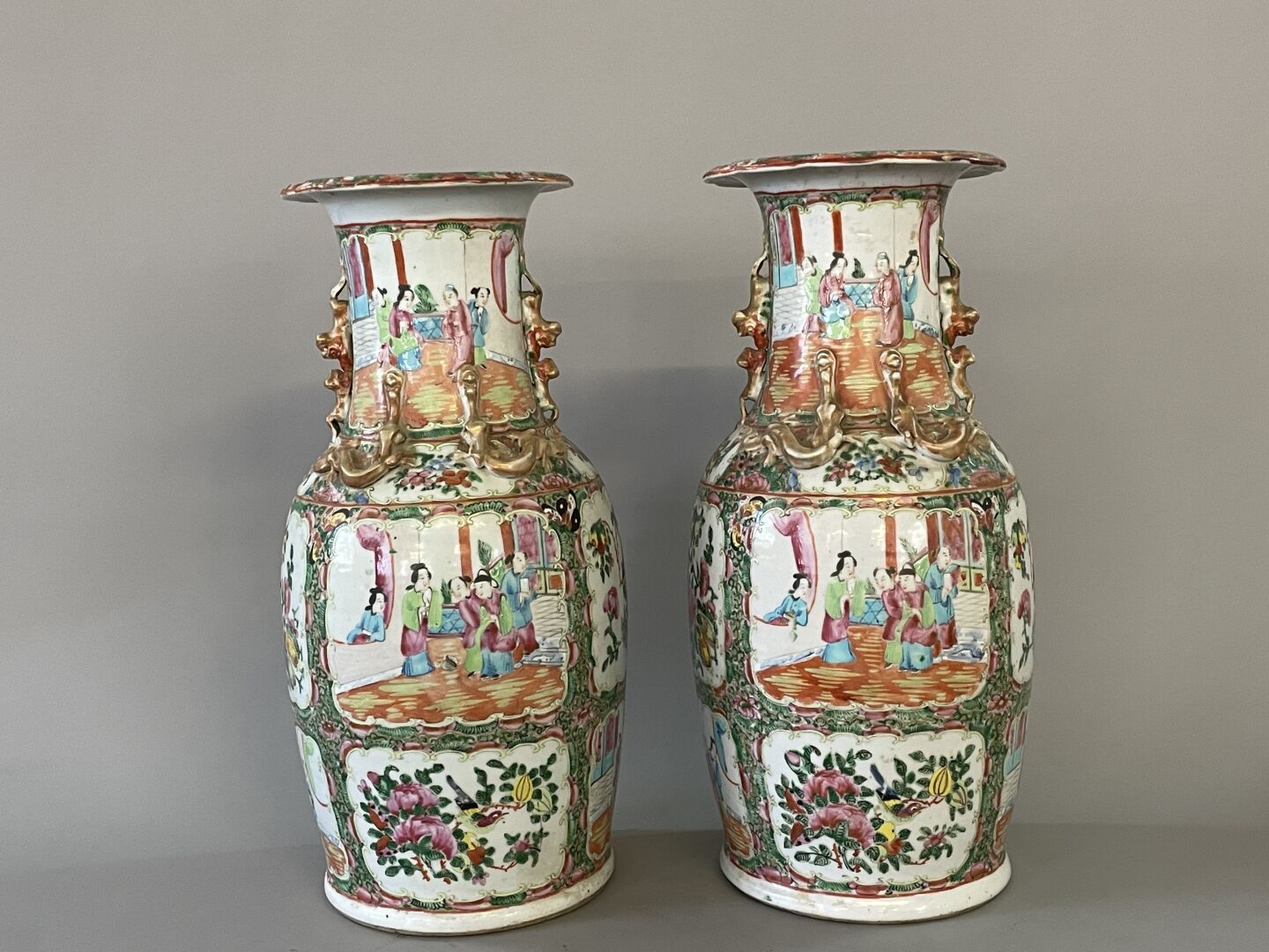 Null Coppia di vasi in porcellana di Canton. 

Cina, fine del XIX secolo.

H. 45&hellip;