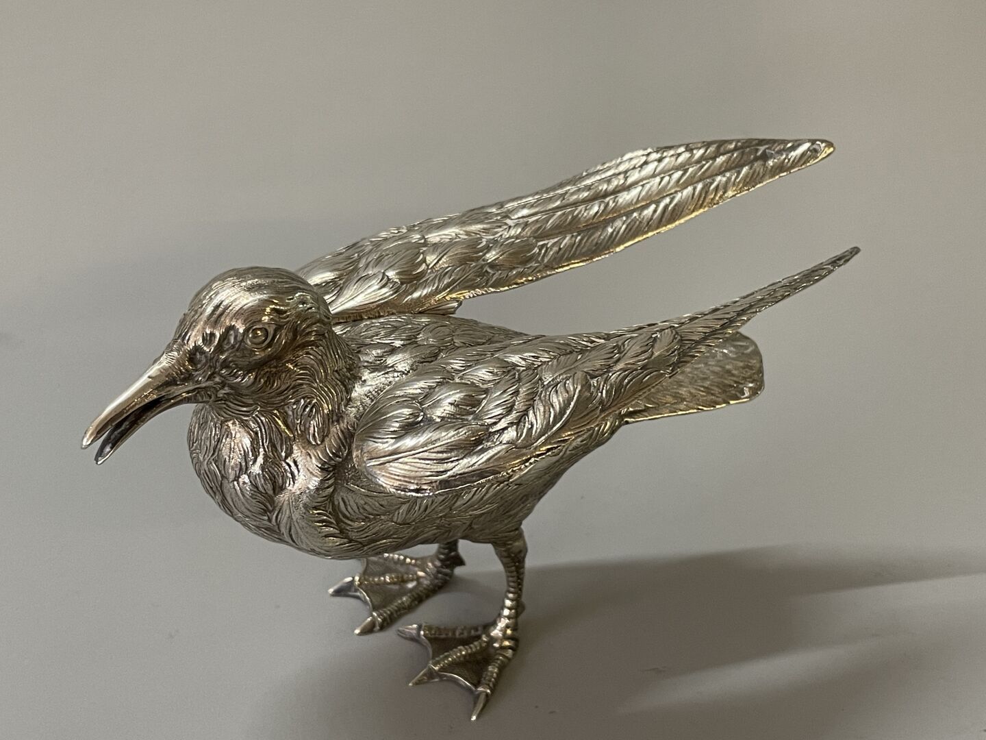 Null Silberne Möwe mit gegliederten Flügeln.

925°/00 Silber.

H:10 cm. 

Gewich&hellip;