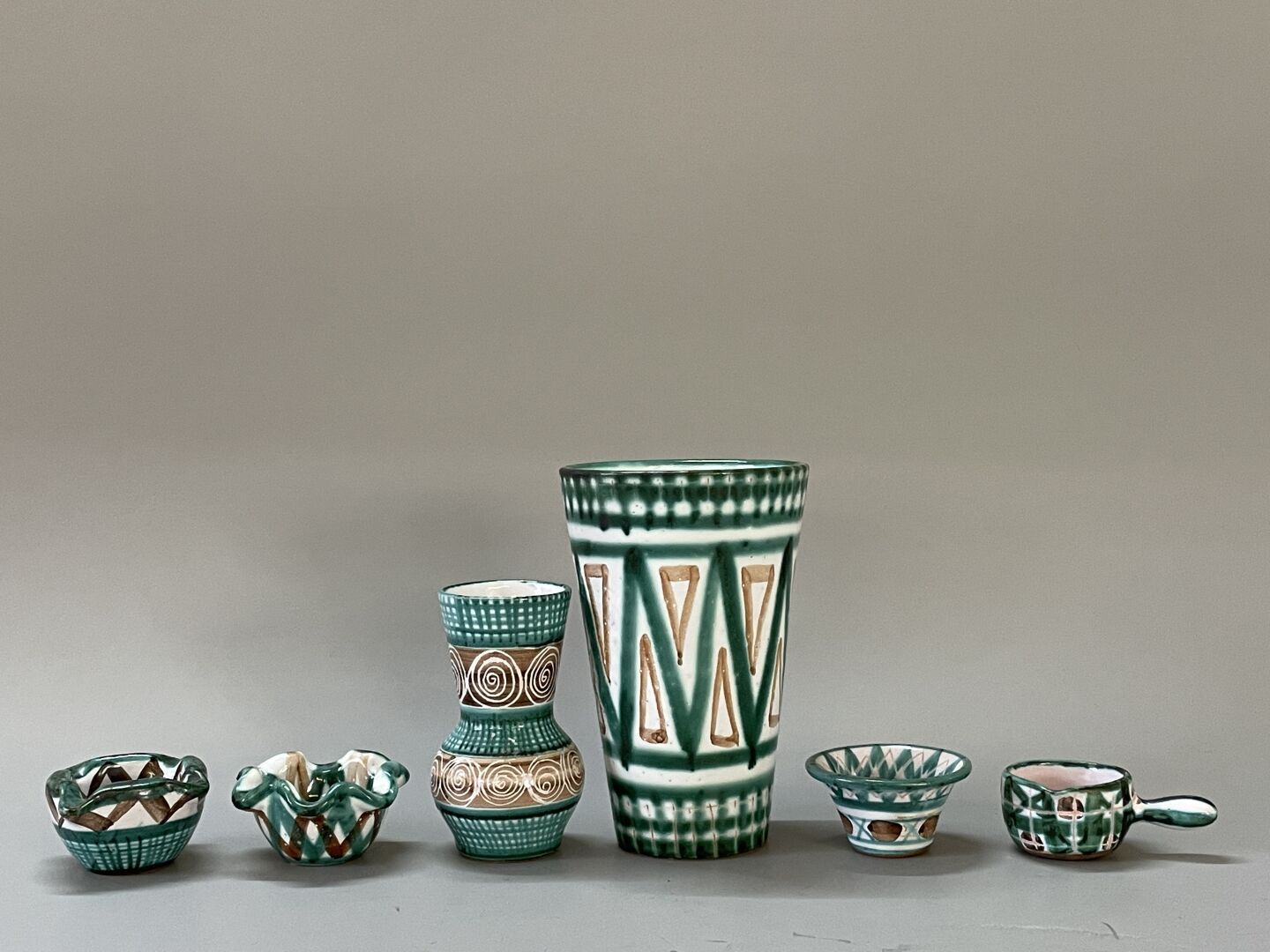 Null 罗伯特-皮考特（Robert PICAULT）的六个陶瓷作品。

两件花瓶和四件已签名的微型作品。

高：4至18厘米
