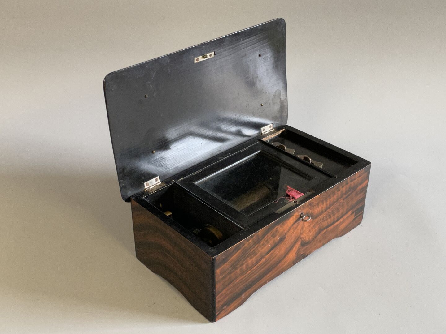 Null 有两种曲调的音乐盒。

19世纪晚期

12 x 30 x 17厘米。 

里面有一点缺失。
