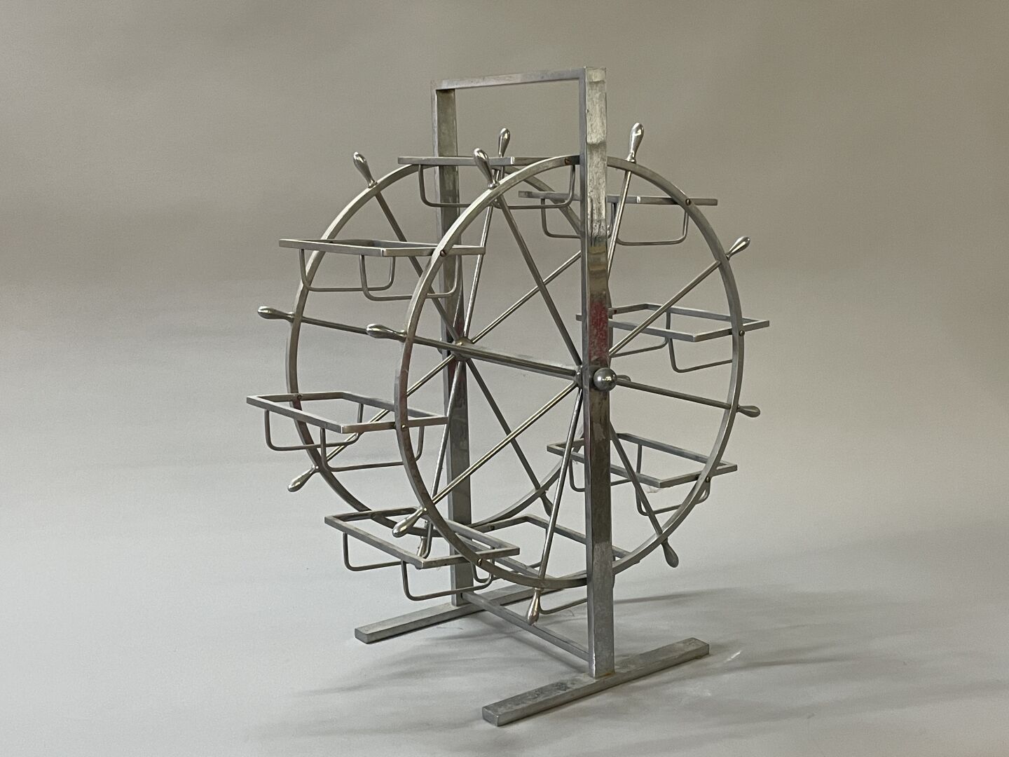 Null Servant forming especially of table in big metal wheel. 

47 x 41 x 22 cm.