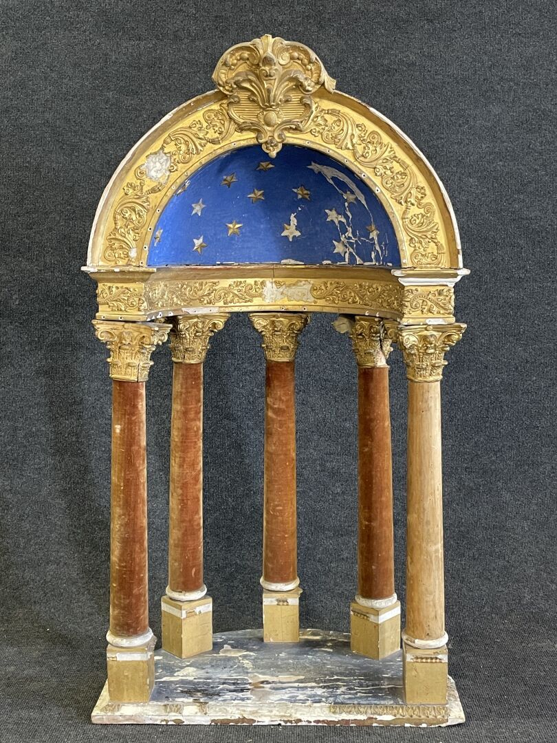 Null 形成祭坛的壁龛，用粉刷的木头，有镀金和铜化的光泽，穹顶由五根柱子支撑。

19世纪。

H.104x58x33厘米

失败和事故。
