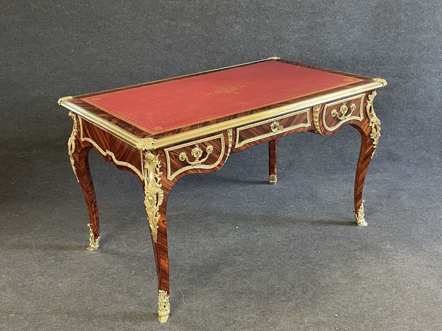 Null 紫罗兰色的木质饰板和丰富的兰色装饰。 红色的皮革面板

摄政风格，19世纪。

75 x 128 x 78厘米。