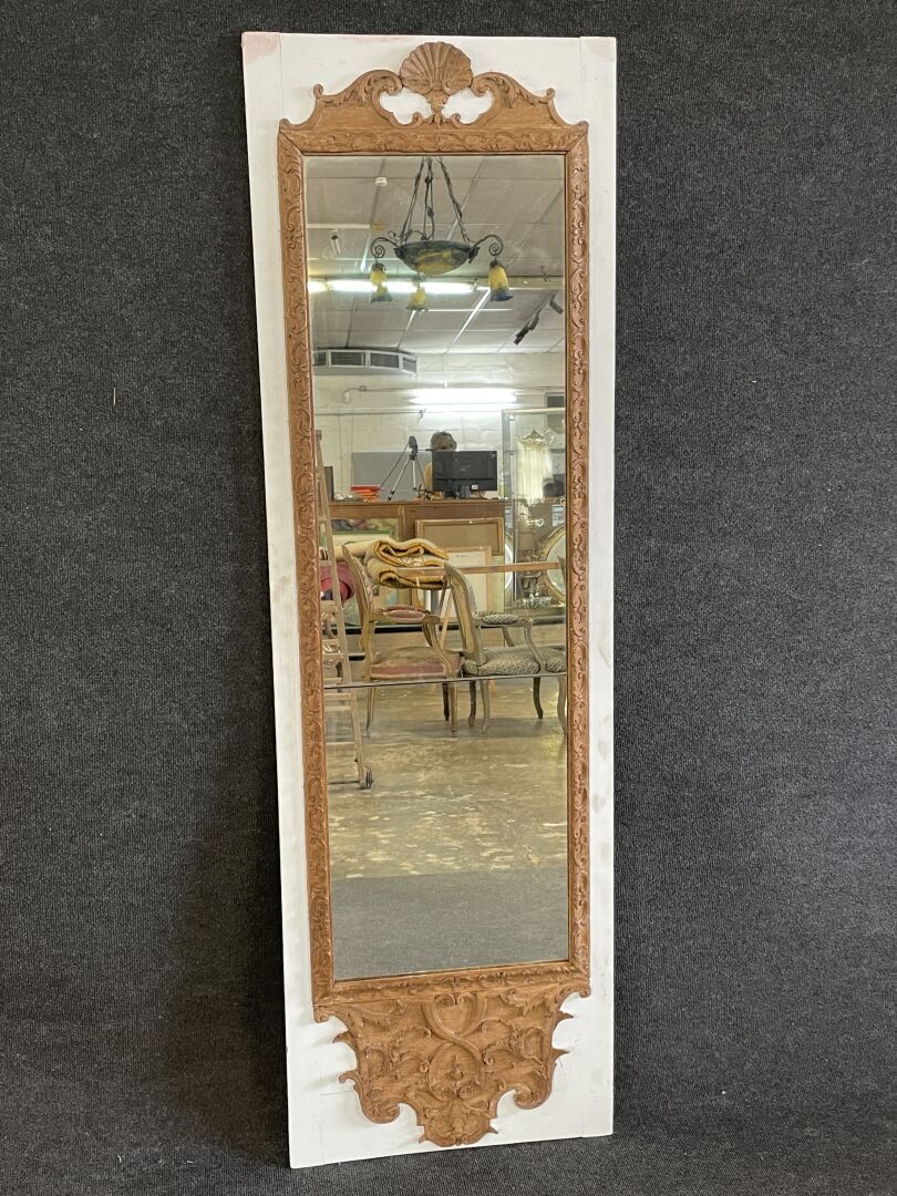 Null Holzspiegel, schmal, aus geschnitztem und lackiertem Holz.

Epoche Régence &hellip;