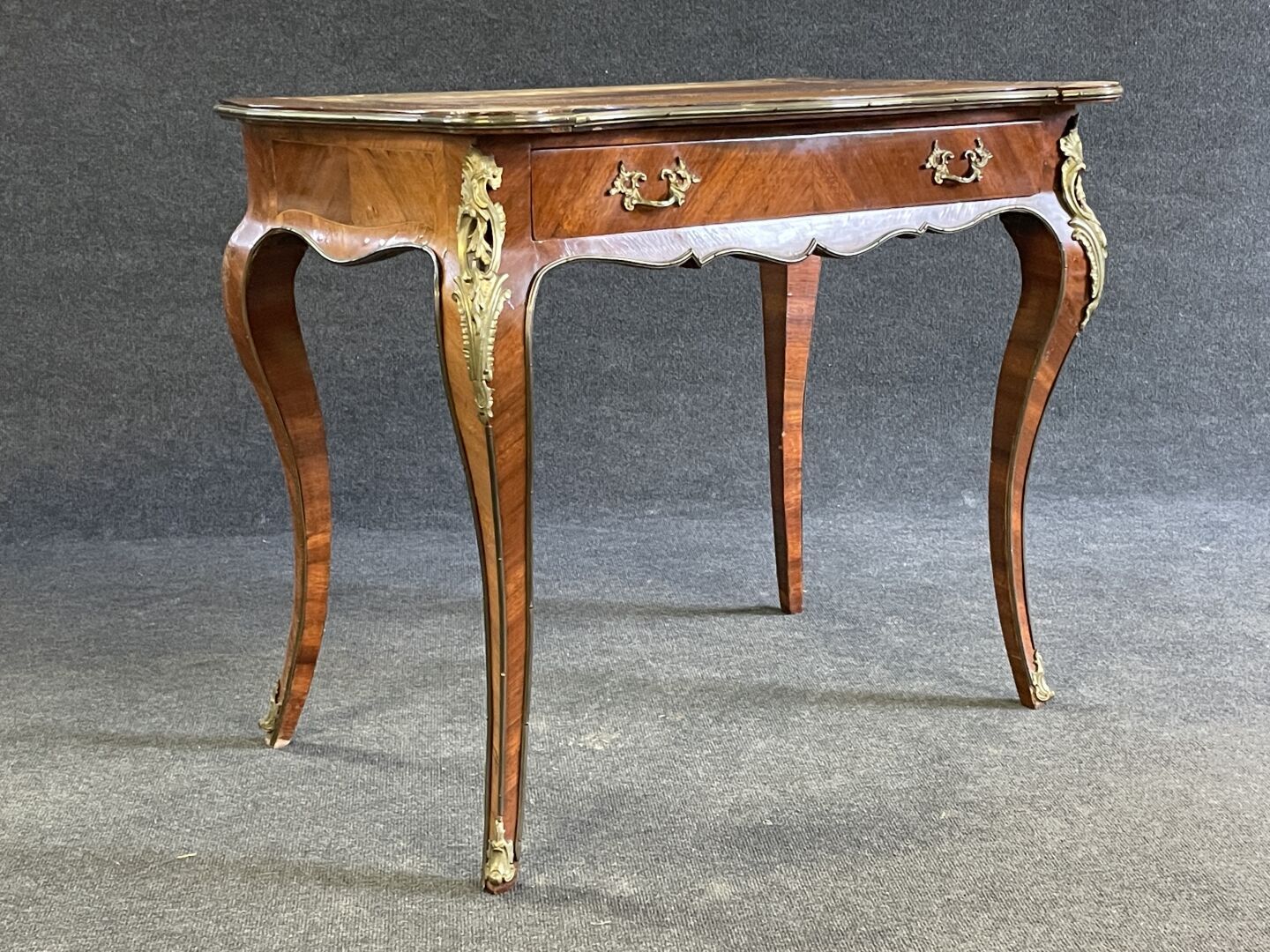 Null Bureau plat en frisage

Style Louis XV XIX° siècle. 

75 x 88 x 54 cm.