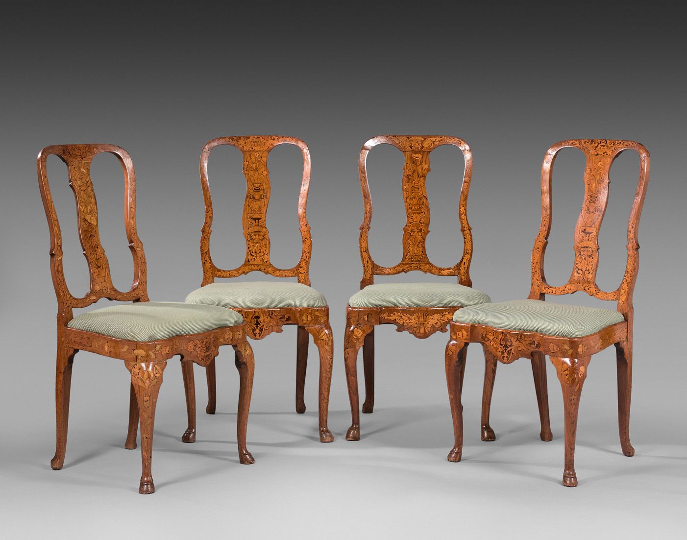 Null Suite von vier Stühlen mit Gestell aus Obstbaumholz und Eiche mit Intarsien&hellip;