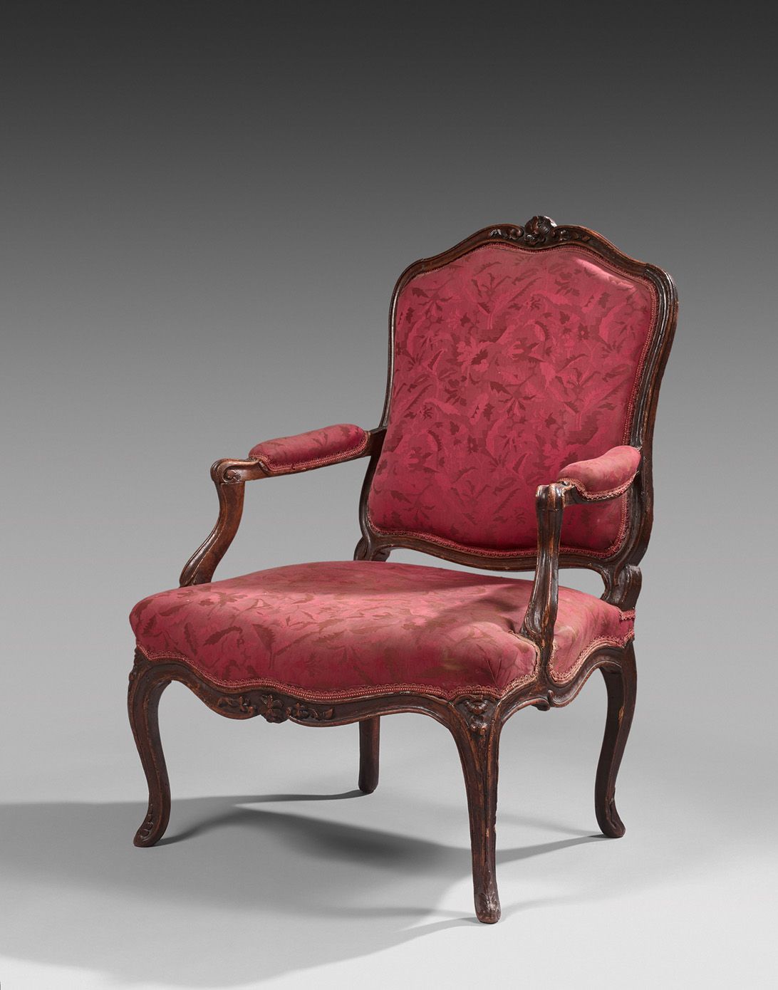Null 榉木平背扶手椅，模制和雕刻有花朵。棱角分明的凸形腿。

盖有L. MAYEUX的印章。

路易十五时期。

高度95.5 - 宽度68 - 深度57厘&hellip;