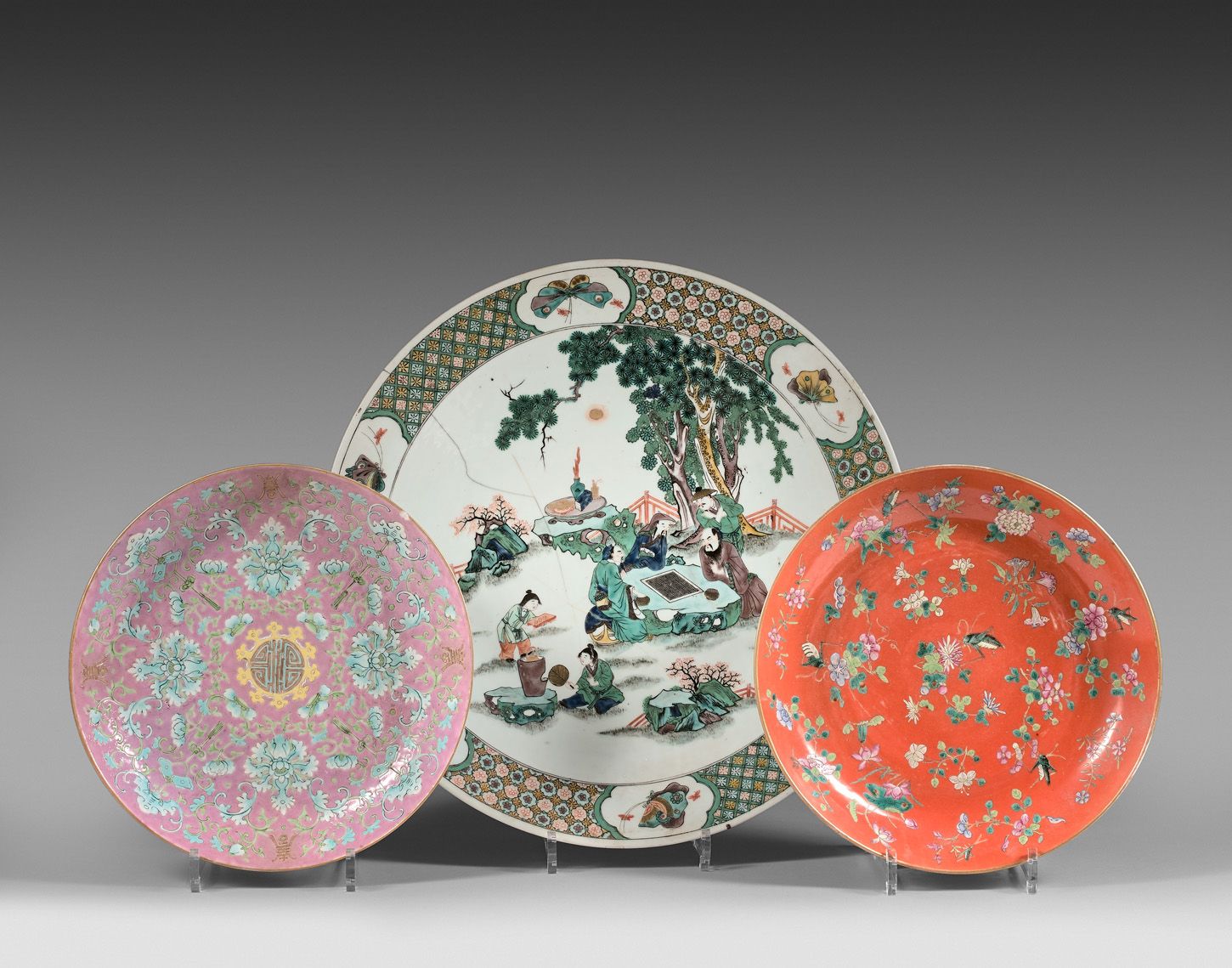 Null 
中国，19世纪




拍品包括一个绿色家族风格的瓷器和珐琅盘，以及两个瓷杯，装饰有围棋选手、莲花、蟋蟀。




直径41和27厘米




裂缝&hellip;