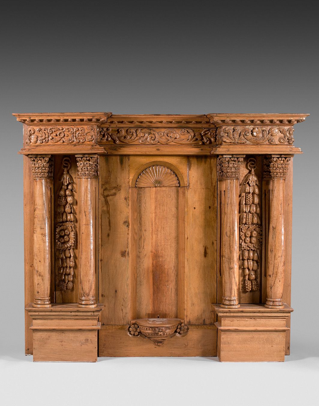 Null 模制和雕刻的橡木祭坛顶部，有四根带复合式柱头的柱子，凹槽壁柱，水果和鲜花瀑布。

17世纪。

高度172 - 宽度213 - 深度35厘米

零件重&hellip;