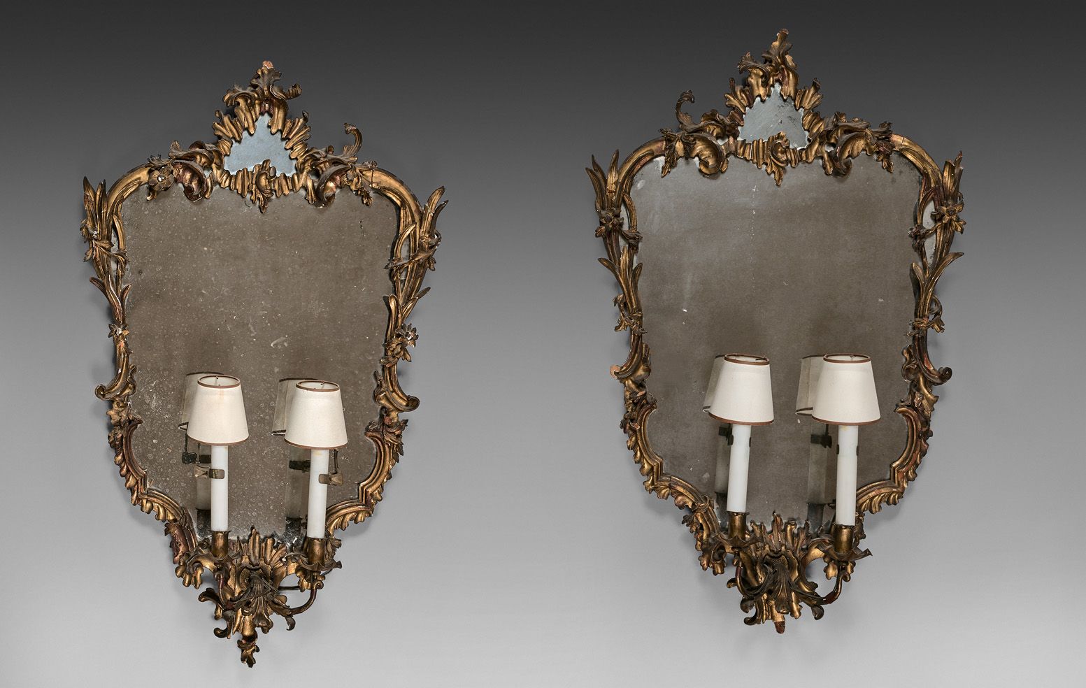 Null Paar Spiegel-Wandleuchten aus vergoldetem und geschnitztem Holz mit Rocaill&hellip;