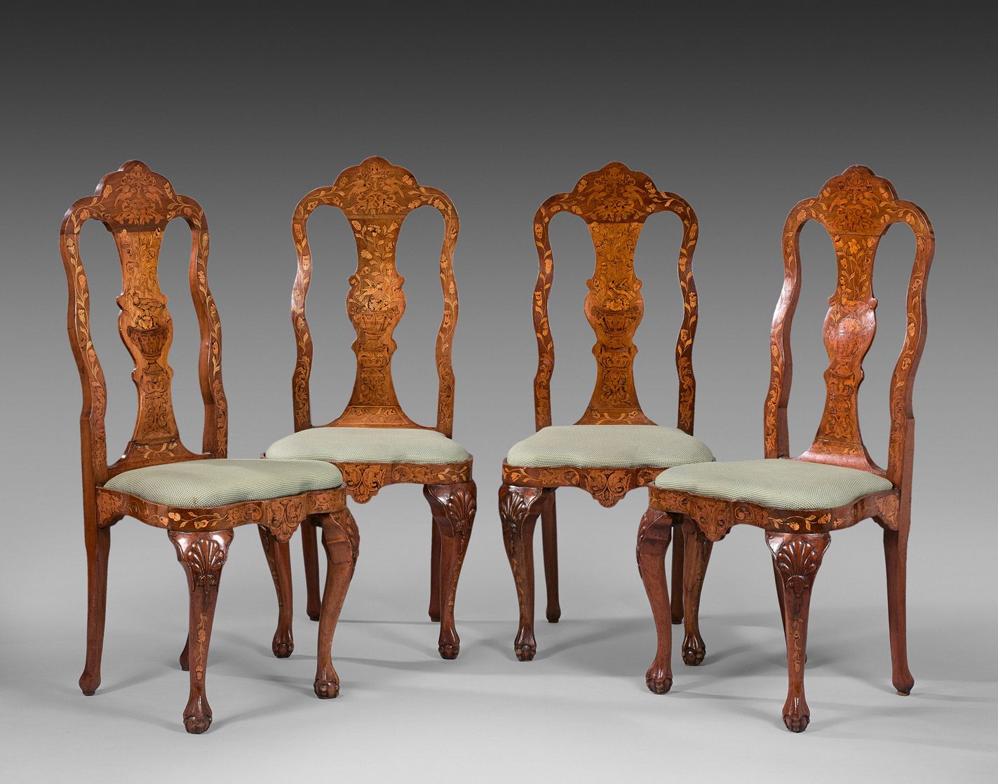 Null Suite von vier Stühlen mit Gestell, hoher bewegter und durchbrochener Rücke&hellip;