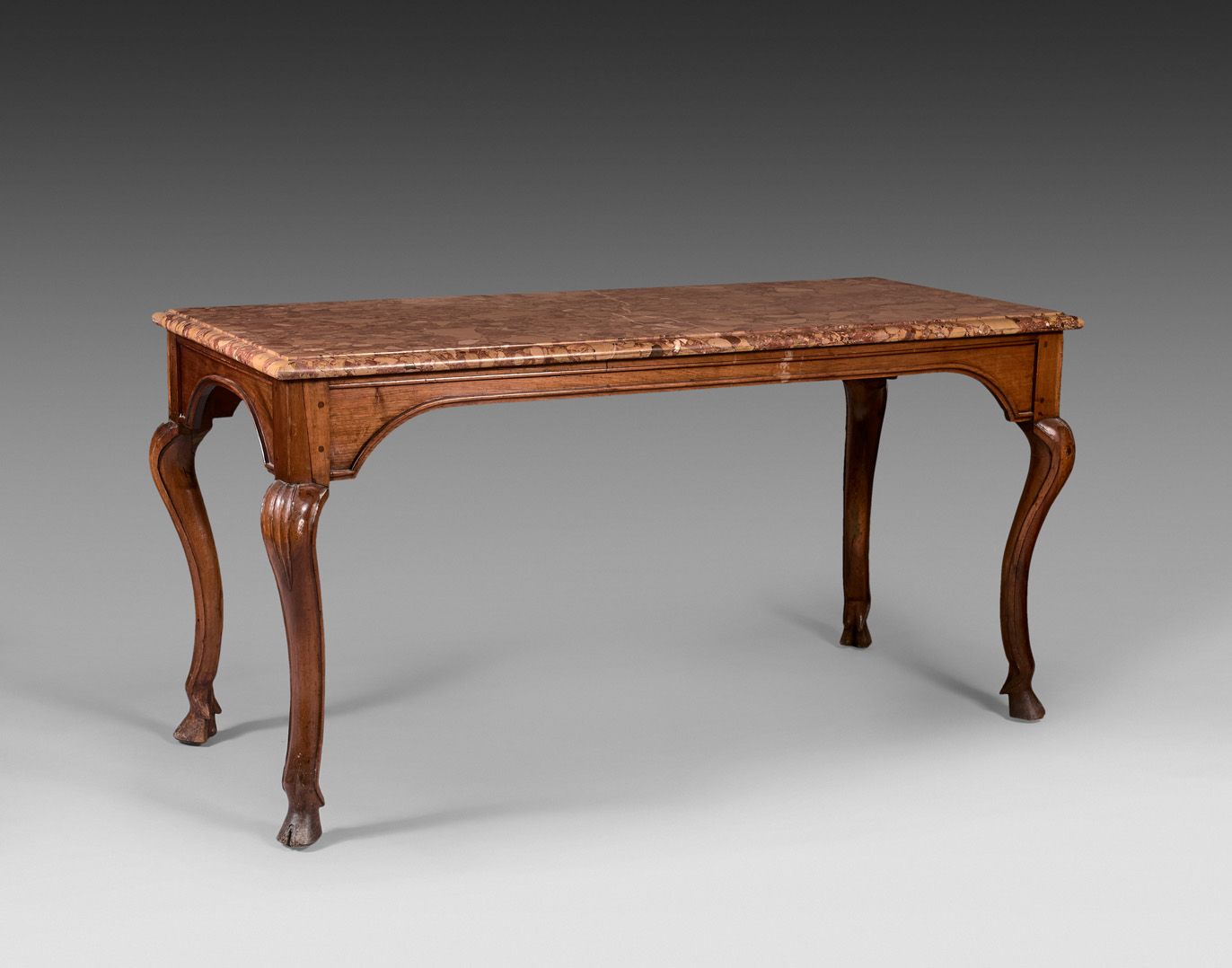 Null Middle table in moulded walnut with four curved uprights with doe's hooves.&hellip;