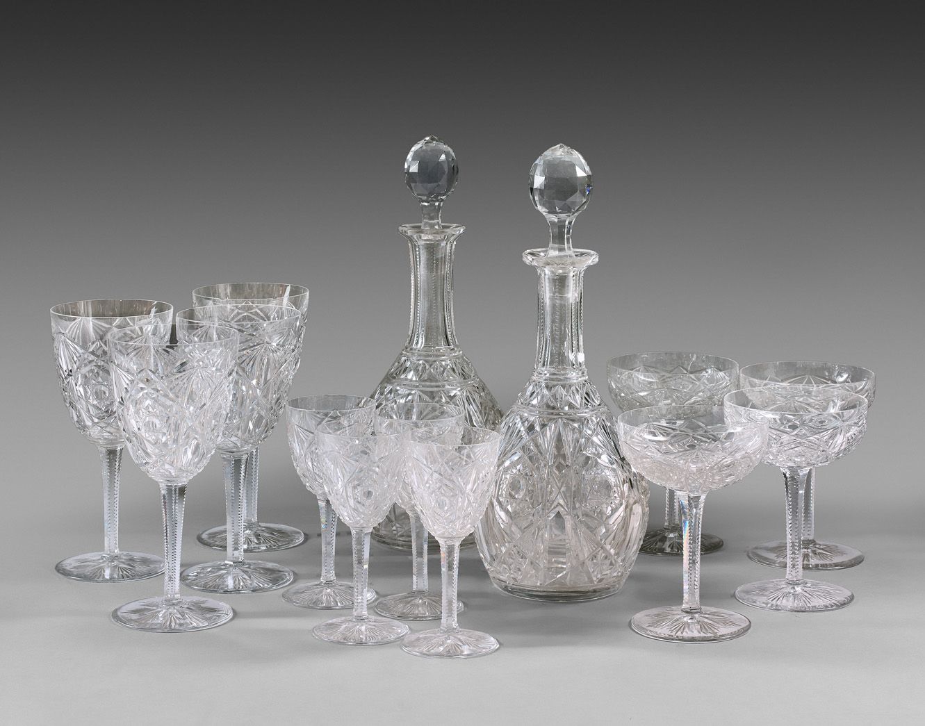 Null 
BACCARAT




一套水晶杯，Lagny型号，包括大约13个高脚杯，8个水杯，14个波特杯和两个醒酒器。




标记的。