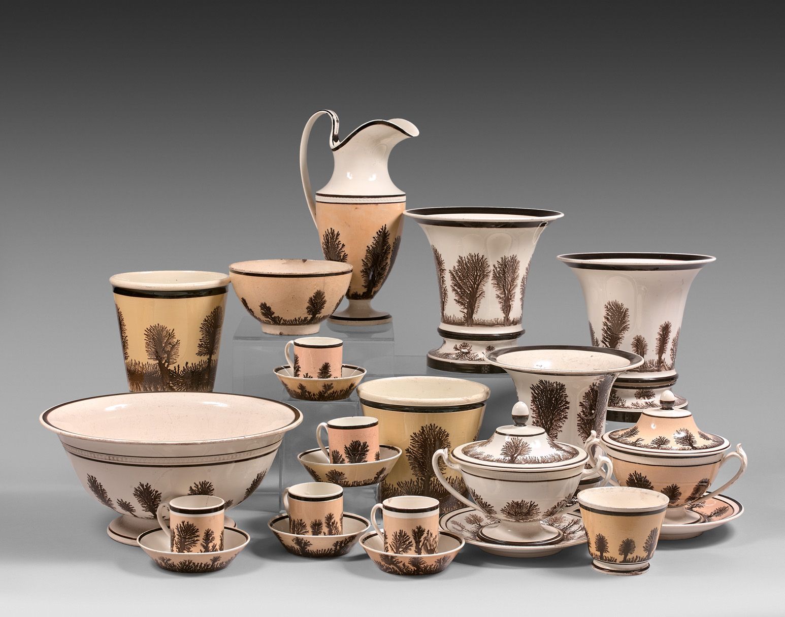Null 蒙特罗或克雷尔

精美的陶器，白底草本装饰，米色平底锅或粉色平底锅，称为 "Deuil à la Reine"，包括：五个锅架（两对），一个水壶，一个&hellip;