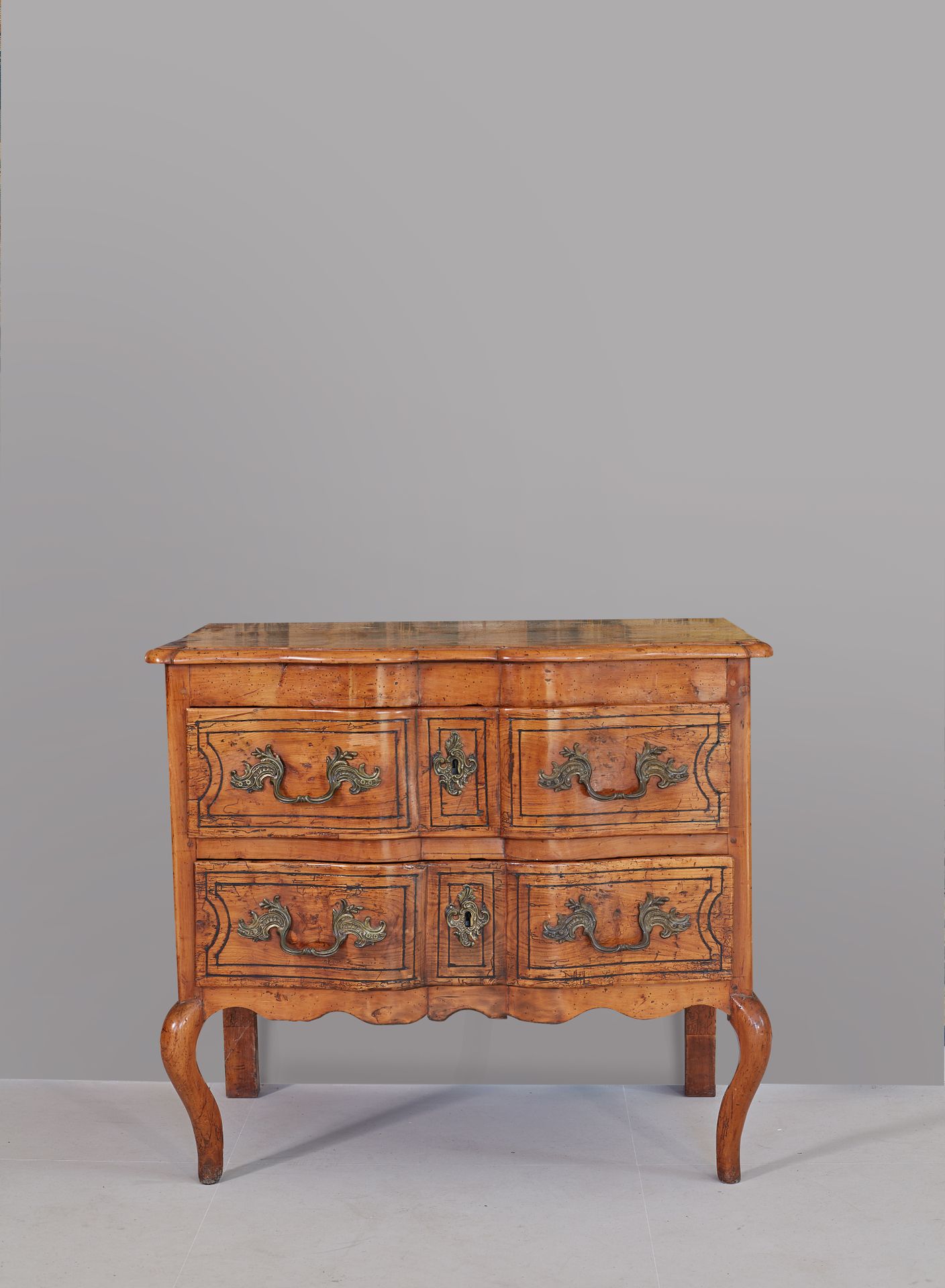 Null 天然木制抽屉柜，直边和十字弓形的正面，打开两个模制的抽屉。

18世纪的德国作品。

高78 - 宽85,5 - 深54,5厘米