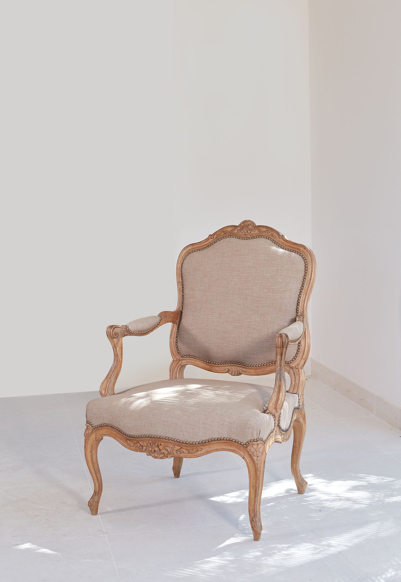 Null Armchair with a flat back in natural wood, moulded and carved with flowers,&hellip;