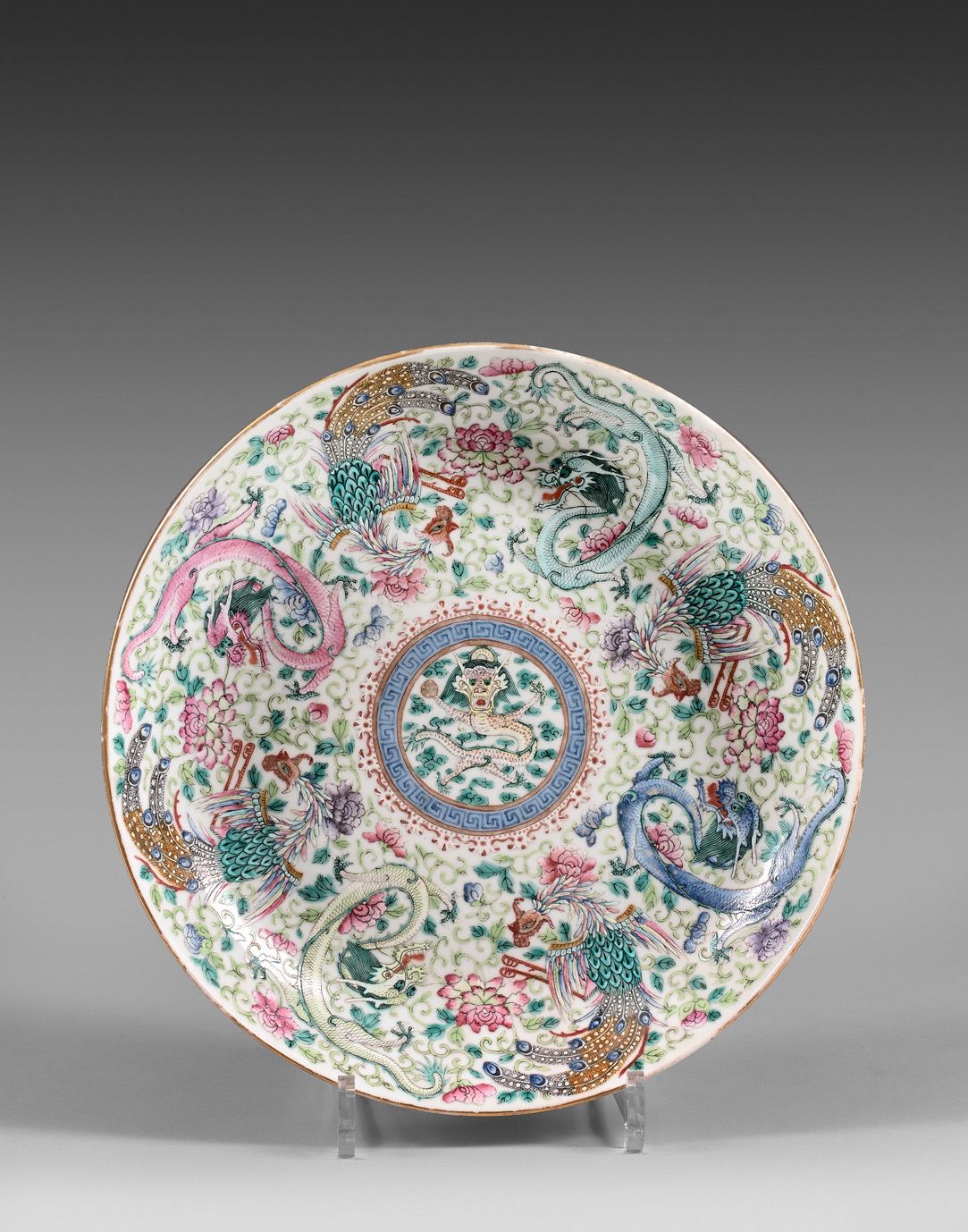 Null 
中国，19世纪




瓷器和珐琅彩碗，在牡丹和叶子的背景上装饰着四条龙和四只凤凰。 一条龙在中央的奖章上追逐着神圣的珍珠，完成了装饰。在背面，有被&hellip;