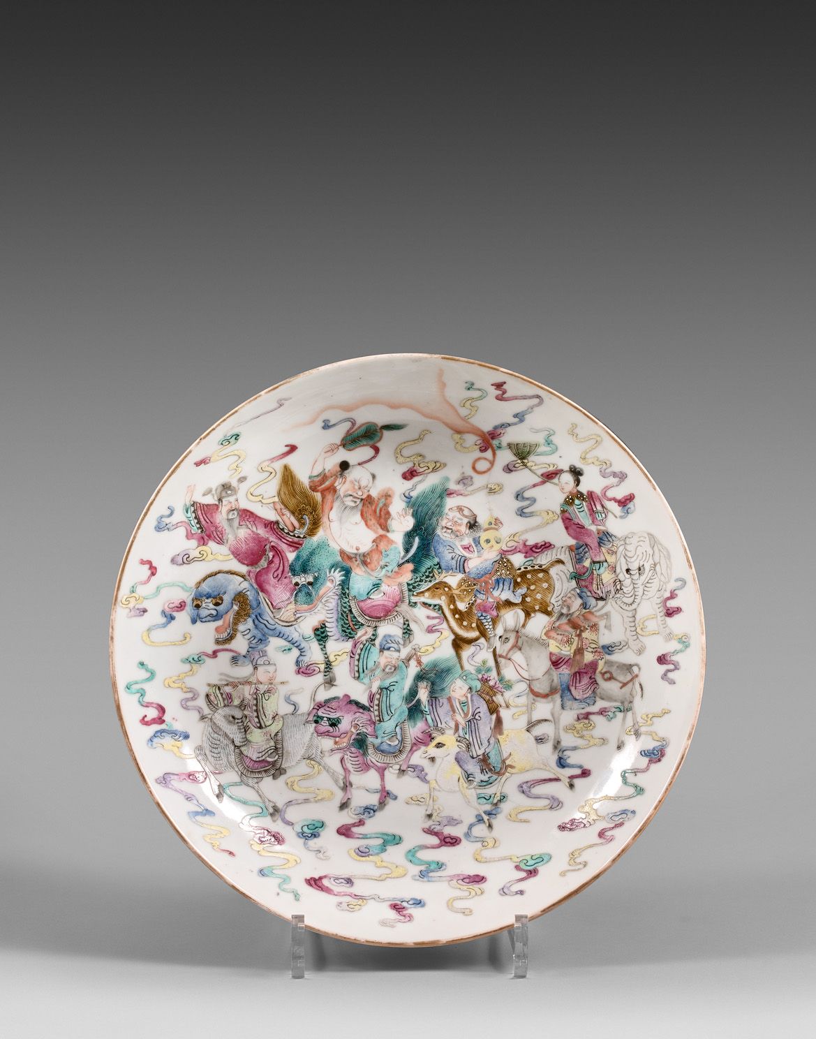 Null 中国，19世纪

瓷器和珐琅彩碗，装饰有八位仙人（Baxians）骑着他们的坐骑在云间穿梭；反面是被称为 "佛手 "的消化柠檬和石榴的图案。

直径2&hellip;