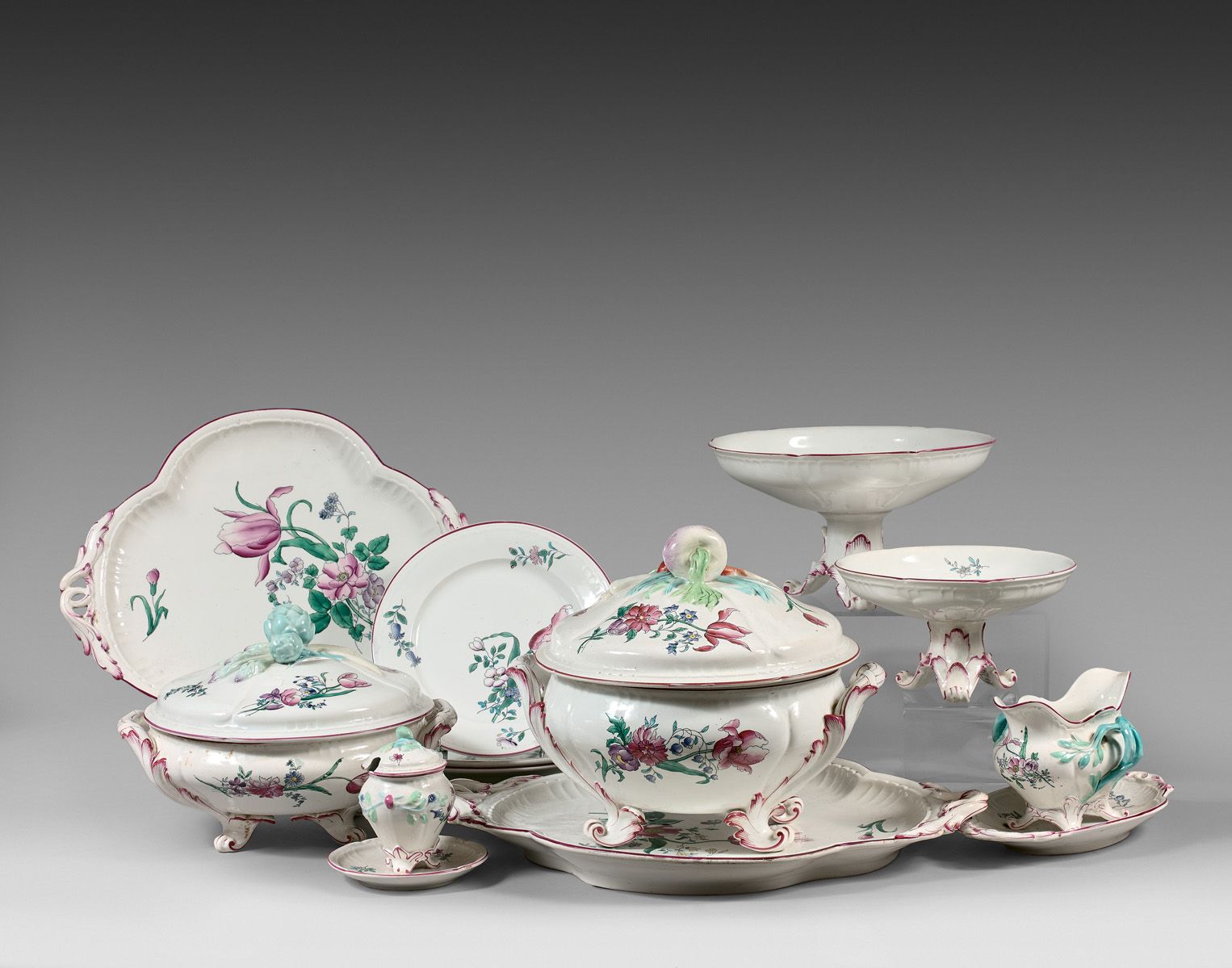 Null J.波尔多的维埃拉(VIEILLARD)

陶器餐具的一部分，"斯特拉斯堡 "模型，有多色花卉装饰，包括

约一百五十个盘子，两个酱缸和一个芥末锅，五&hellip;
