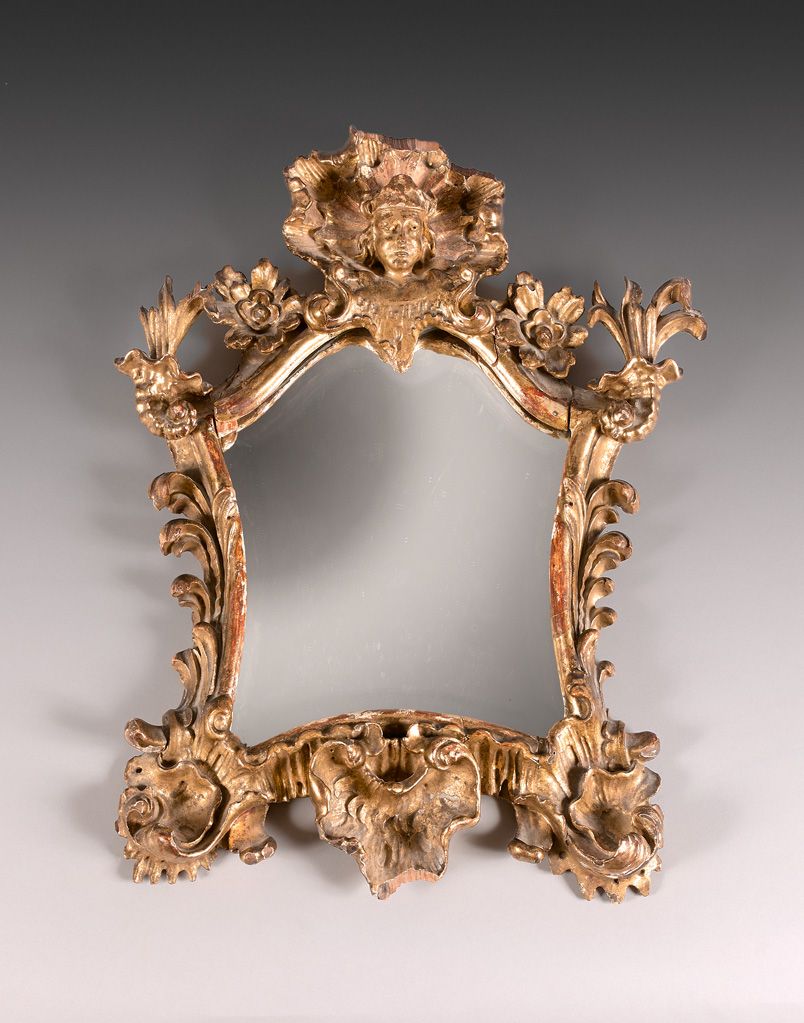 Null 一面雕刻和镀金木制的小型单层画架镜，上面有皇冠式的人头、贝壳、花朵和刺桐的罗盖尔装饰。

路易十五风格。浪漫主义时期。

高度41 - 宽度27厘米
&hellip;