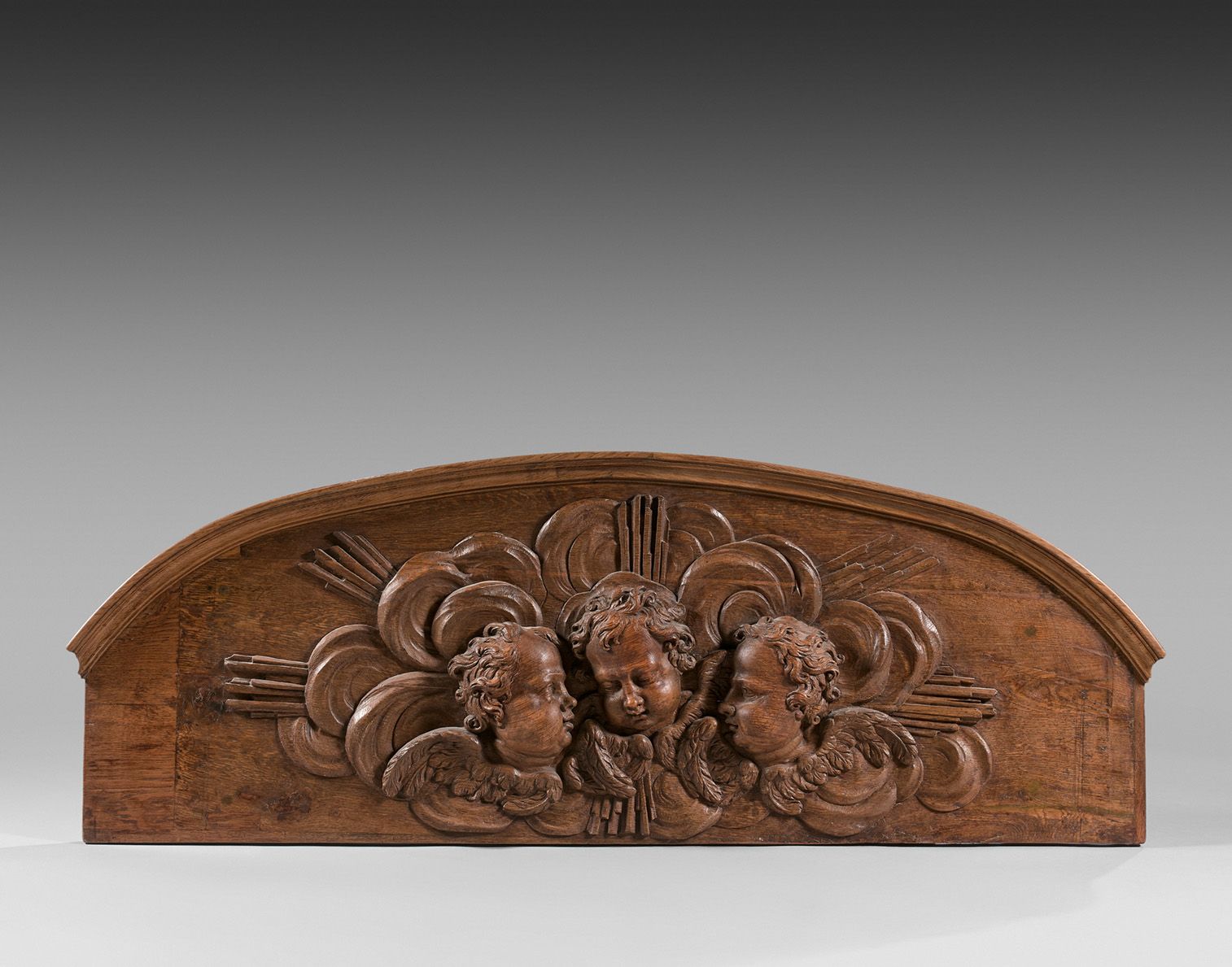 Null Alto relieve curvo en madera natural tallado con tres cabezas de querubines&hellip;