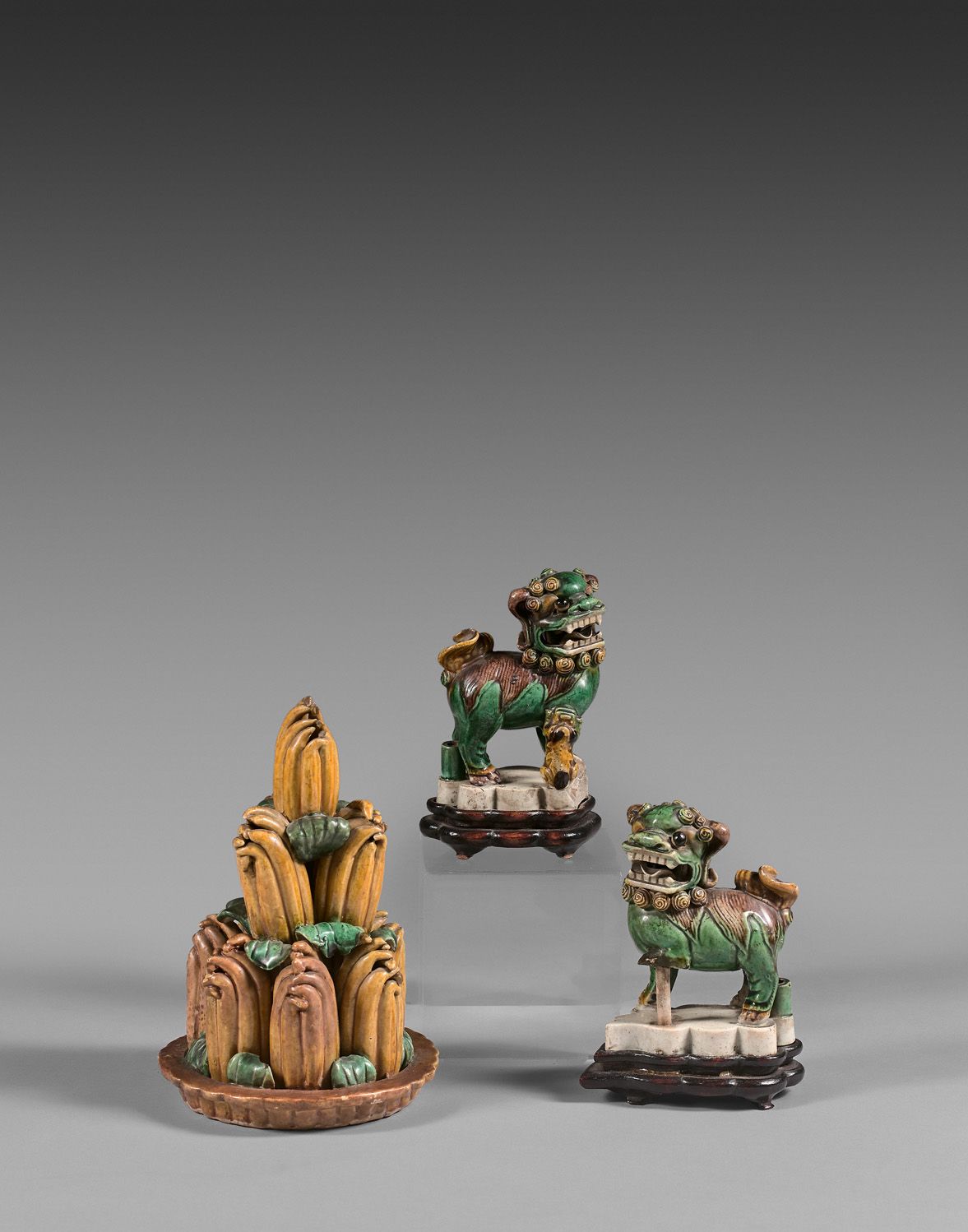 Null 中国，19世纪

拍品包括一对三彩珐琅彩饼香，形状为嵌合体，以及被称为 "佛手 "的消化柠檬金字塔。

高度为10和17厘米

小碎片和薄片。