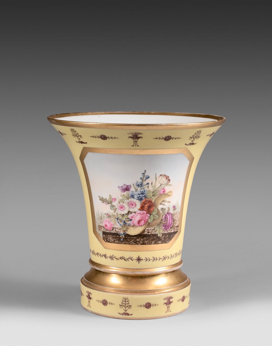 Null 巴黎

黄瓷罐及其陈列架，装饰有两幅多色花的微型画，并有仙人掌、棕榈树和香炉的框架。

标记的。

19世纪初。

总高度22厘米 - 直径20.5厘&hellip;