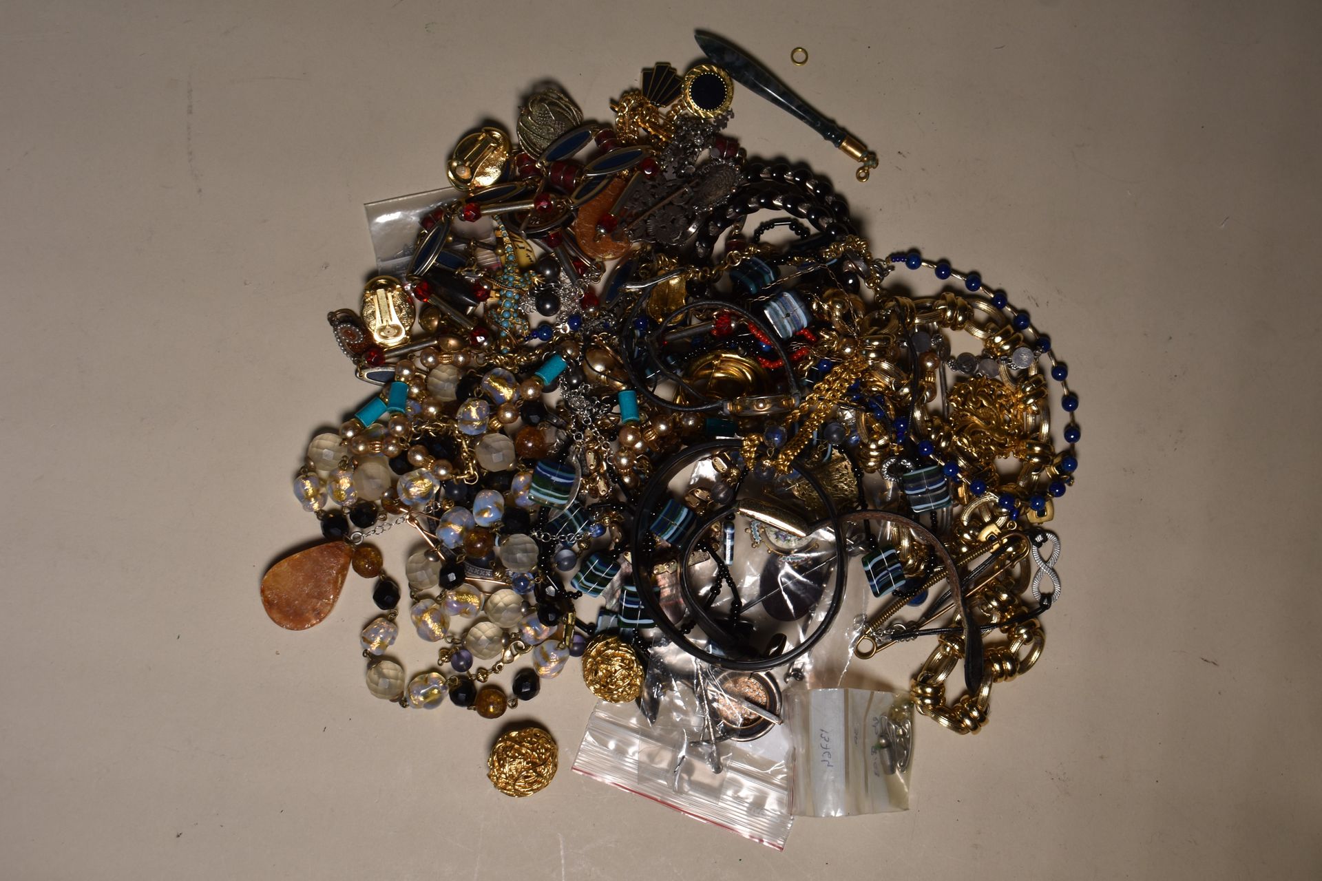 Null LOT OF Fancy jewels.

Lot delivered to the Study