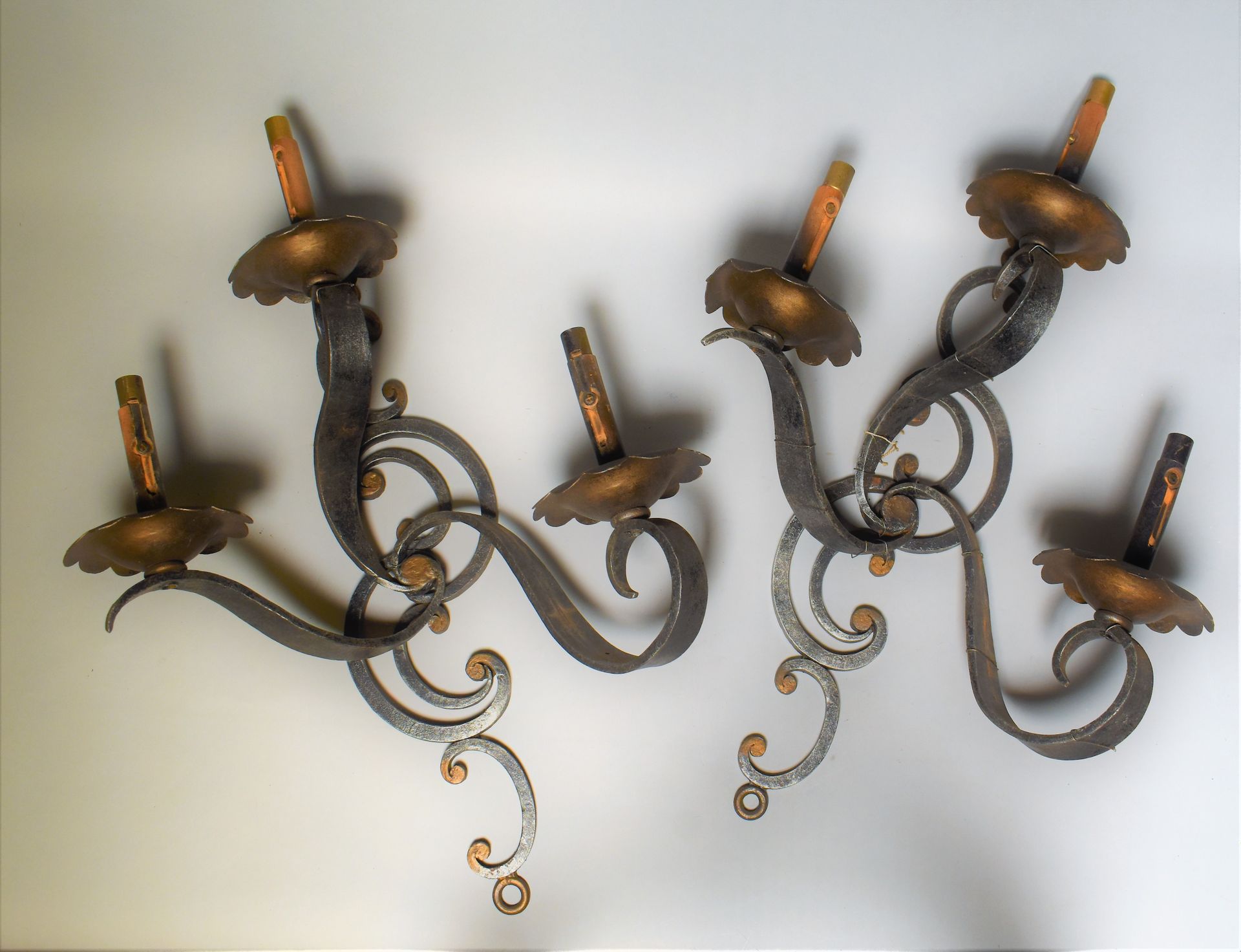Null Pair of wrought iron sconces with three scroll lights. Height: 47 cm

Lot d&hellip;