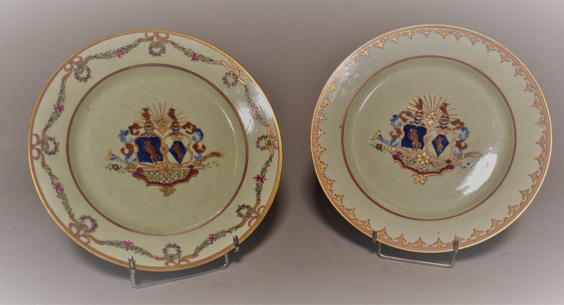 Null TWO porcelain plates decorated with a polychrome coat of arms.

Diam. 23 cm&hellip;