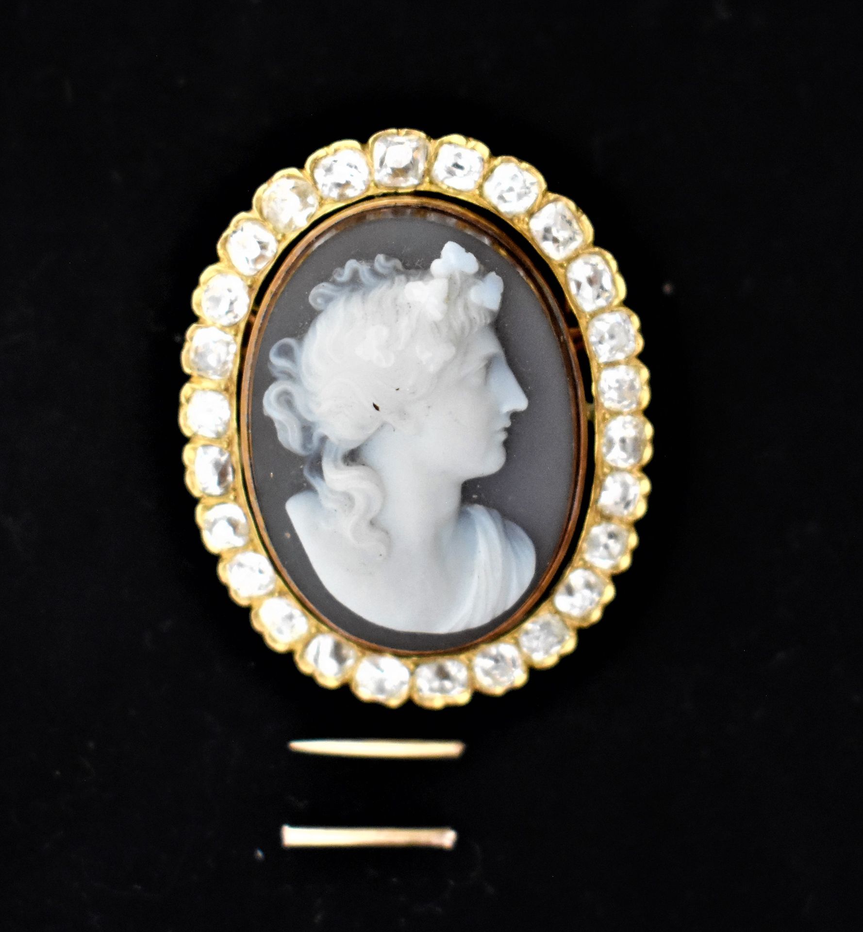 Null BROCHE en or sertie d'un camée cornaline à profil de femme (débris). Poids &hellip;