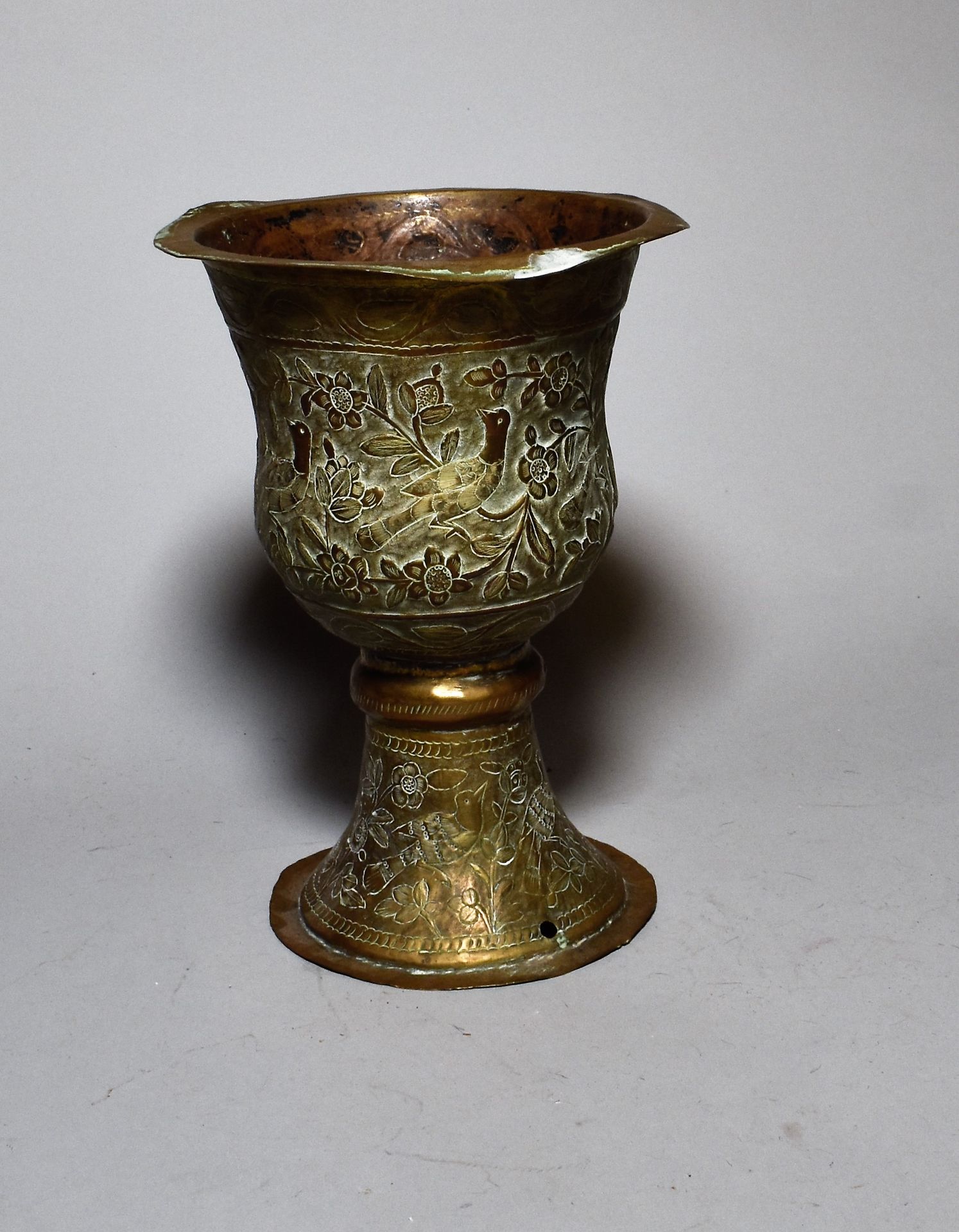 Null 一个黄铜杯，呈圣杯状，上面有树枝上的鸟的装饰（穿孔，小变形）。高25厘米

交付给书房的地段