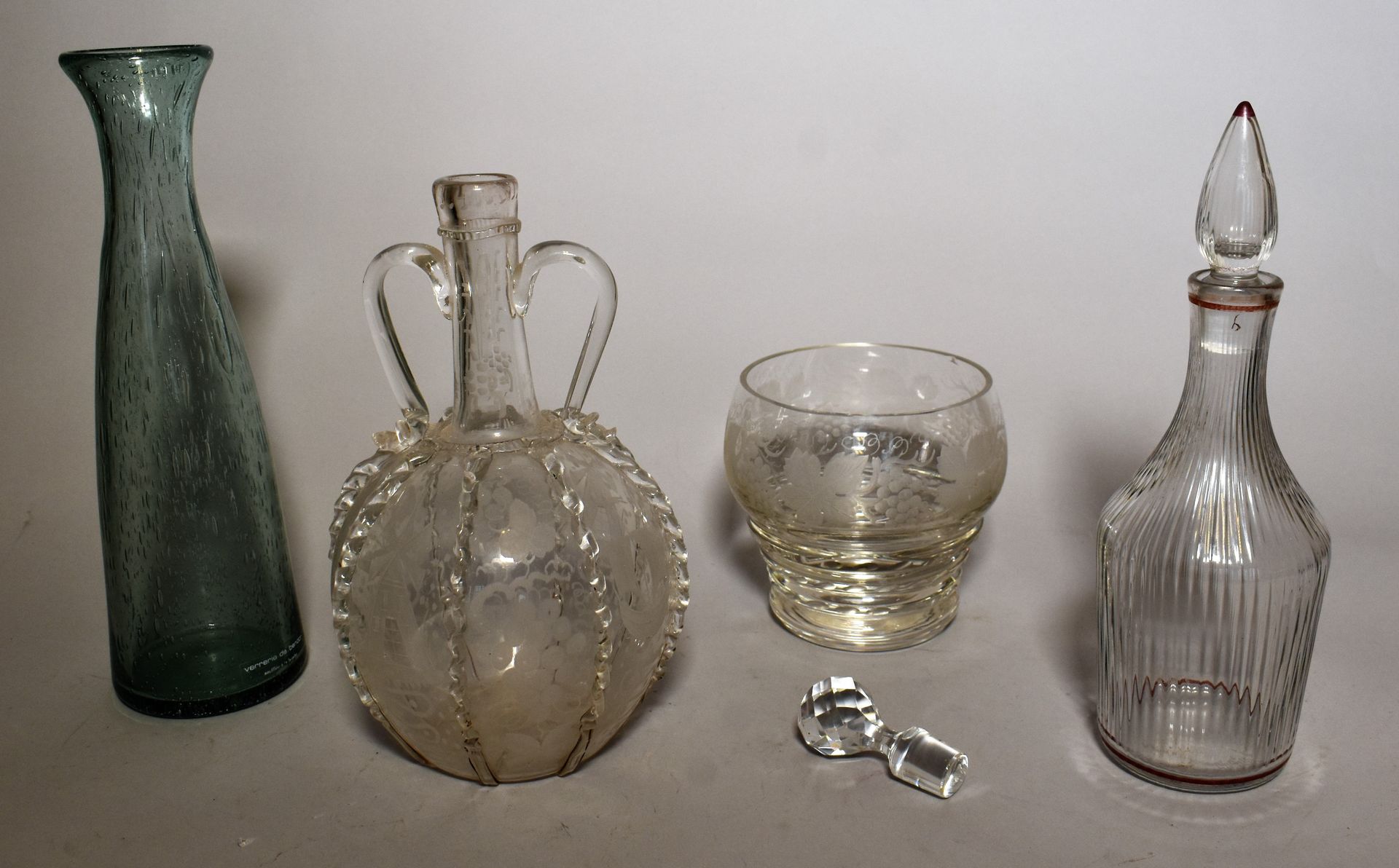 Null 荷兰玻璃花瓶，有两个把手，刻有磨坊、船只和葡萄藤。高24厘米

联合：三个不同的玻璃杯，包括一个带有DELVAUX标签的葡萄瓶（高13厘米），一个BI&hellip;